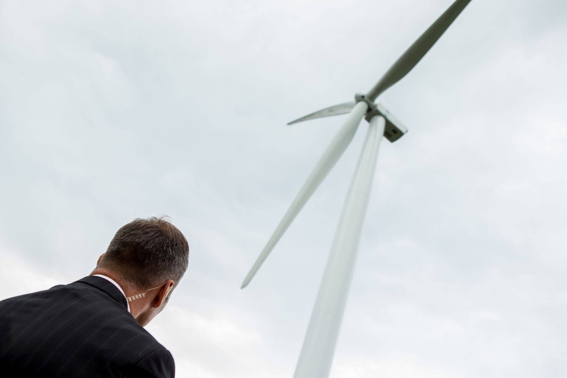 President Toomas Hendrik Ilves Nelja Energia Pakri poolsaare tipus asuva tuuliku all.