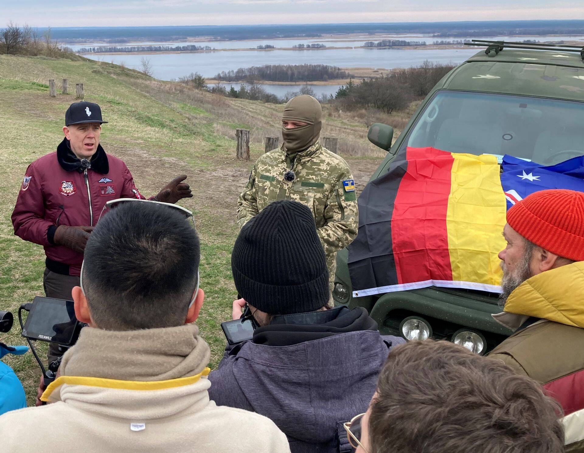 Ettevõtja Ragnar Sass 14. abikonvoi autode Ukraina armeele üleandmisel 31. märtsil.