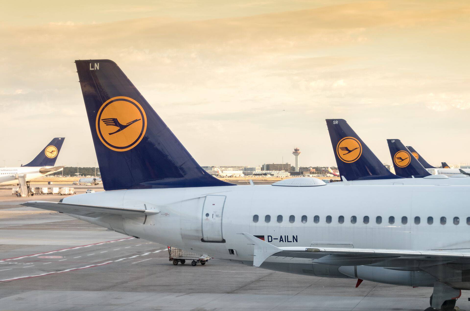 Раннее о сокращении количества рейсов заявили EasyJet Plc и British Airways.