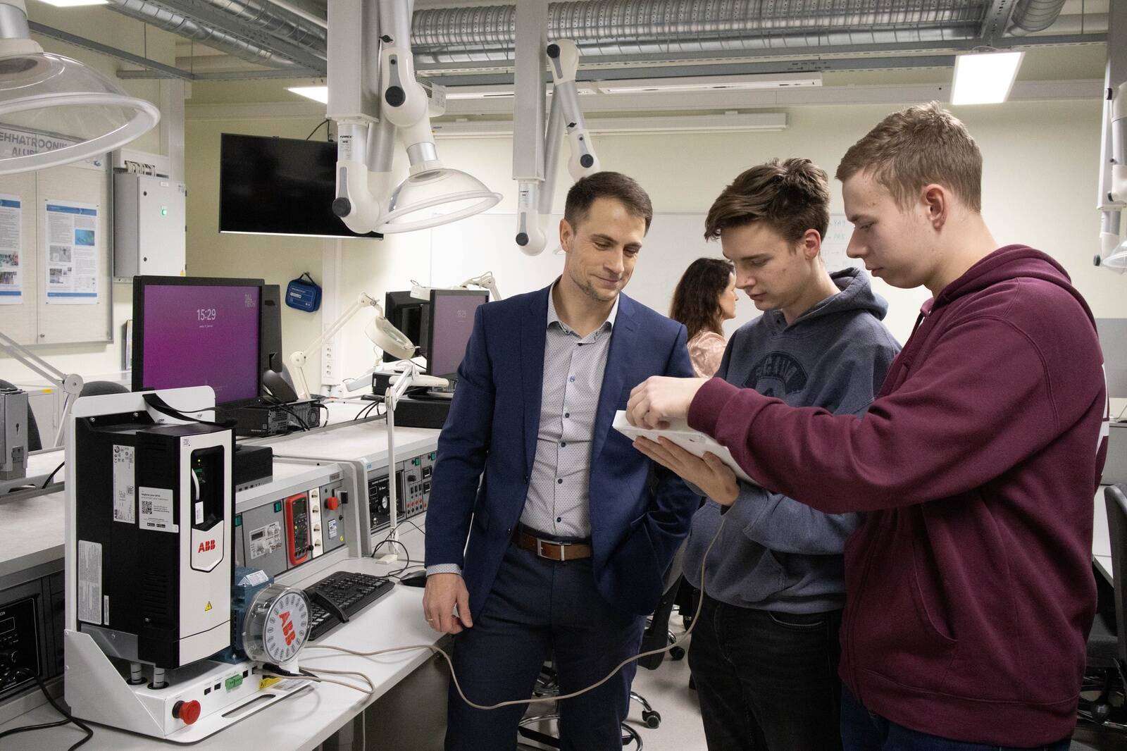 ABB esindaja Jaanus Karu koos TalTechi tudengitega.