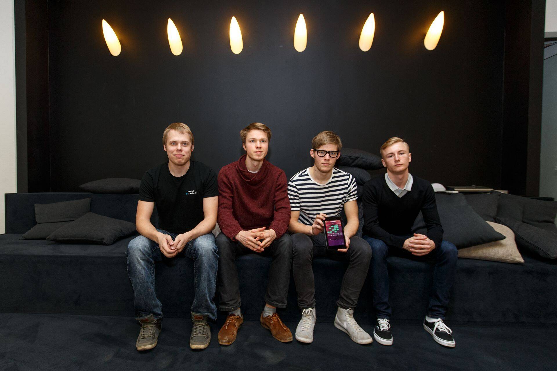 Maanus Indov (vasakult), Märt Lõhmus, Kaarel Kelk ja Sebastian Pikand loovad uue põlvkonna digiõpikut.