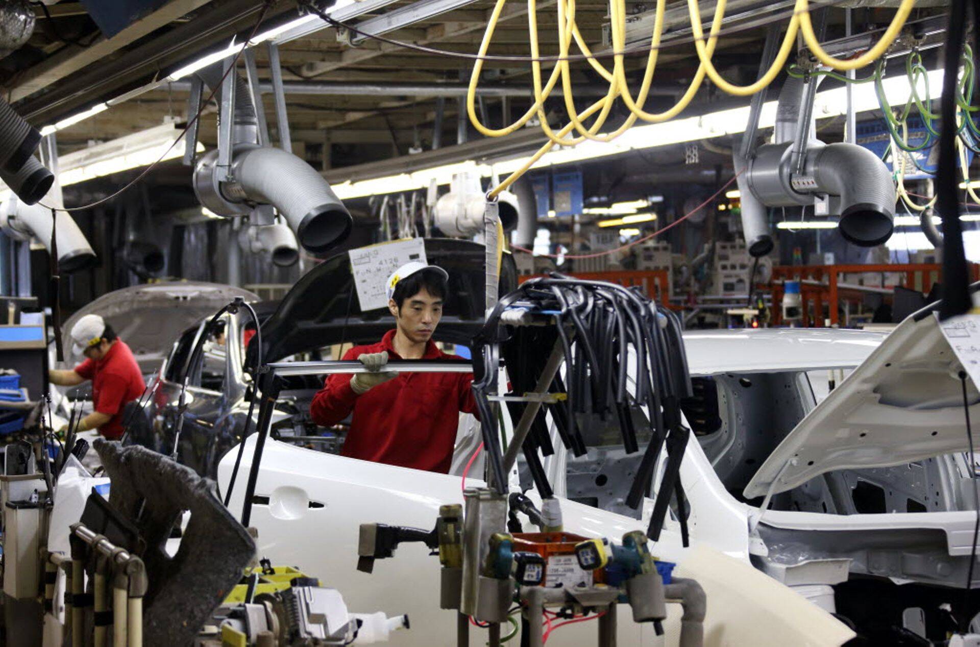 Tööline Jaapani Nissani tehases.