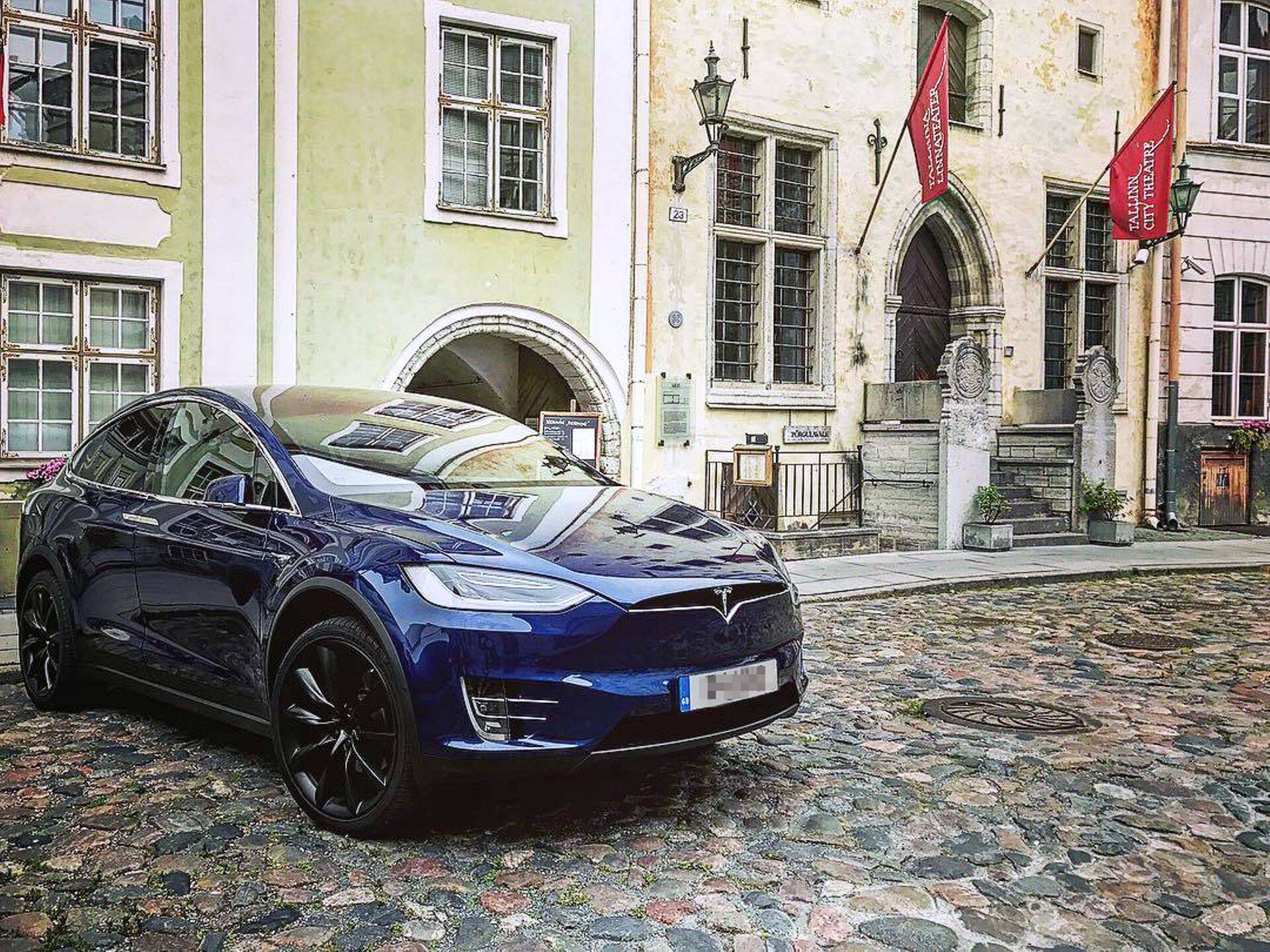 Эстония вошла в число стран, обслуживаемых интернет-магазином компании Tesla. Теперь для покупки электромобиля от Илона Маска достаточно зайти на сайт компании tesla.com, выбрать там понравившуюся модель, с помощью конфигуратора подобрать цвет, рисунок колёсных дисков, компоновку салона и оплатить покупку. Времени на всё это уйдёт не больше нескольких минут.