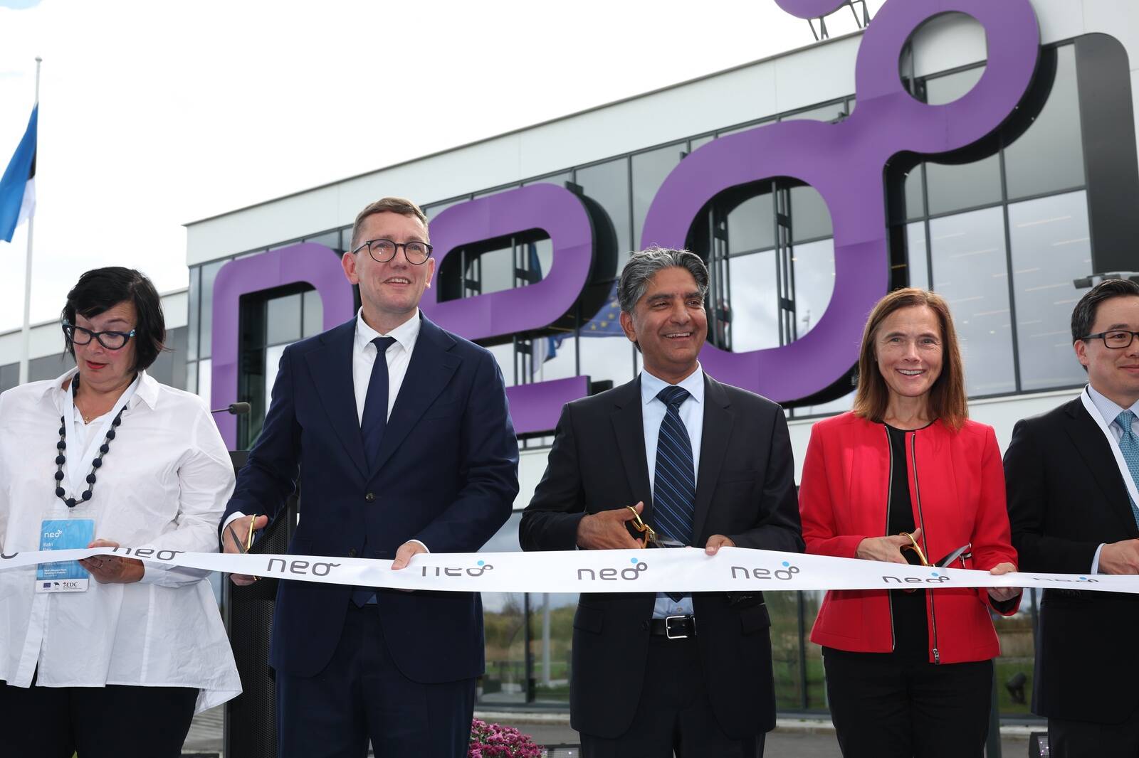 Перерезать ленточку на открытии завода NPM Narva пригласили сразу десять человек, сыгравших важную роль в его создании. На фото мэр Нарвы Катри Райк, премьер-министр Эстонии Кристен Михал, CEO корпорации NPM Рахим Сулеман и представитель Еврокомиссии Майве Руте.