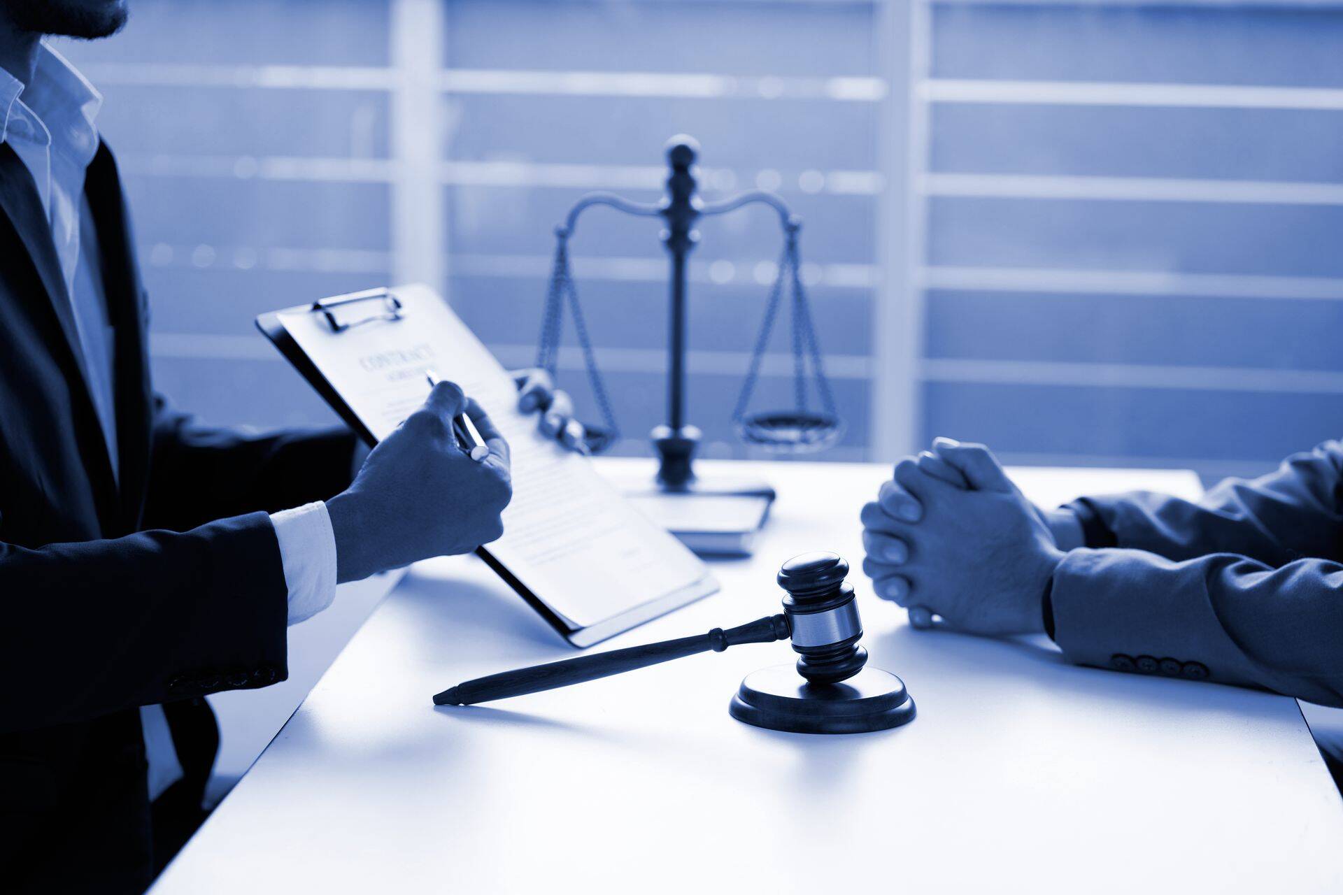 Законом предусмотрена ответственность нотариуса за свою работу.