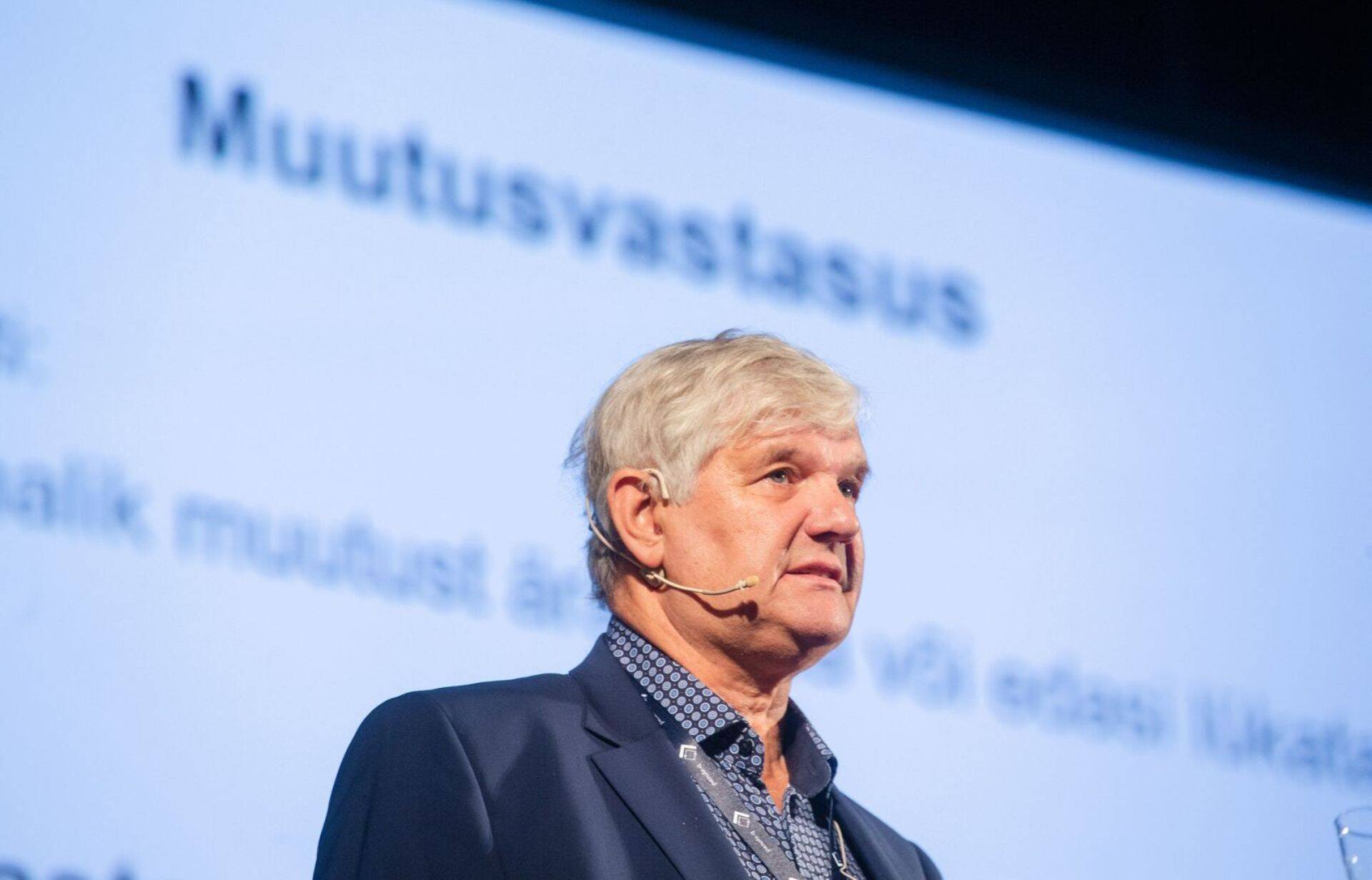 Kommunikatsiooniekspert Raul Rebane esinemas kaubanduse aastakongressil.