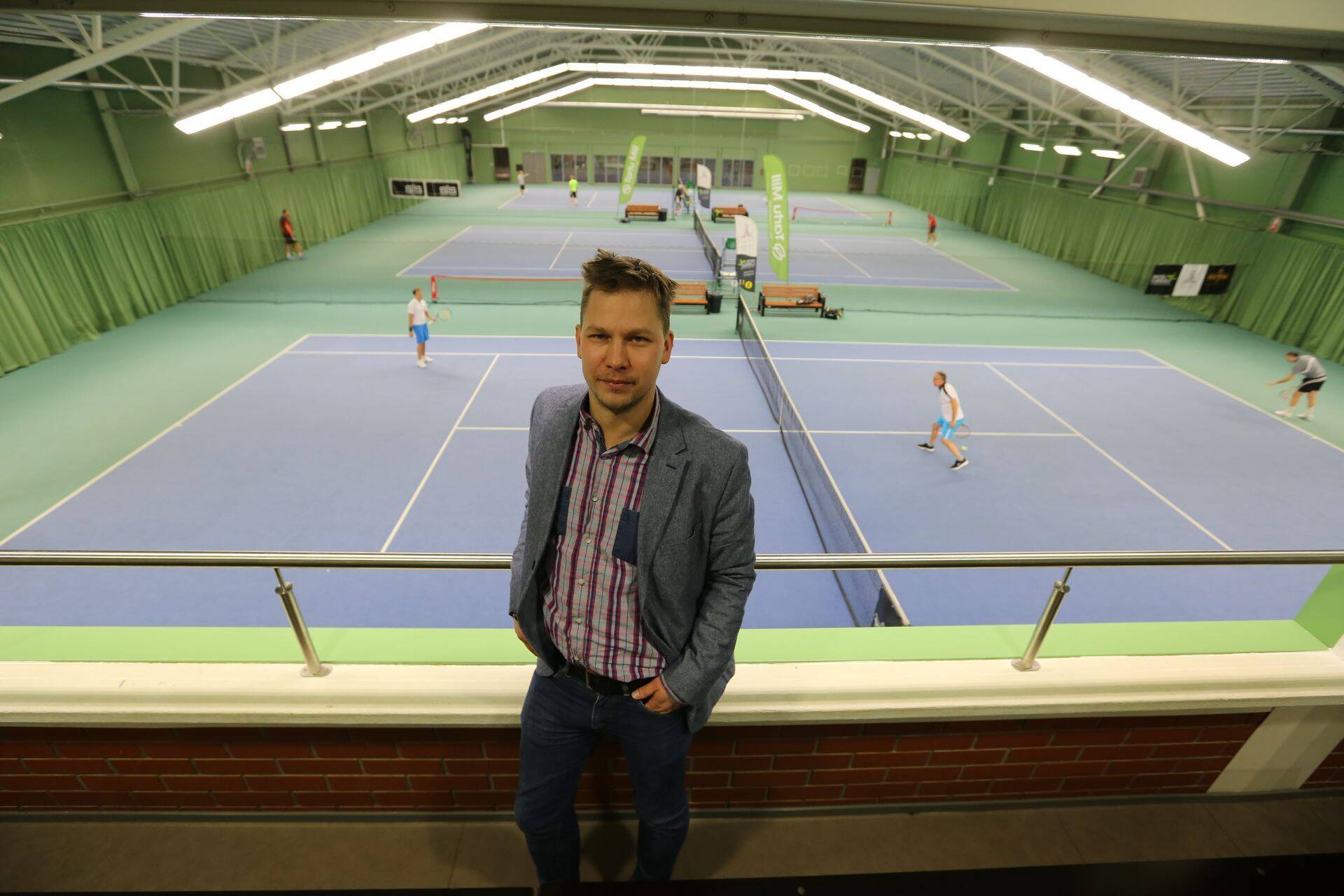 Tartus Tähtveres tennise- ja tantsukeskust haldava OÜ Dorpat Sport tegevjuht Egert Ivask tennisehallis.