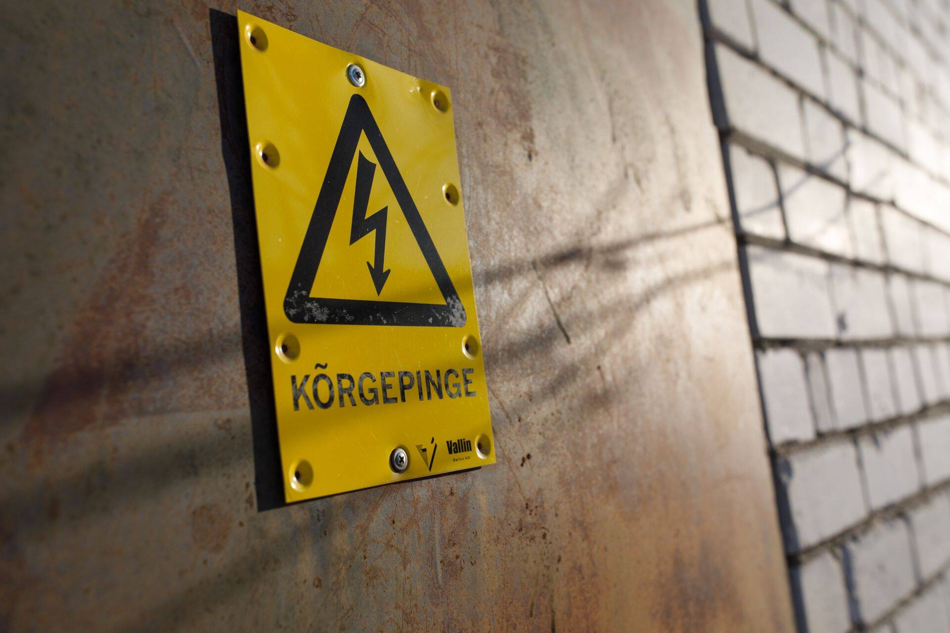 Цены на электричество держат население под высоким напряжением.