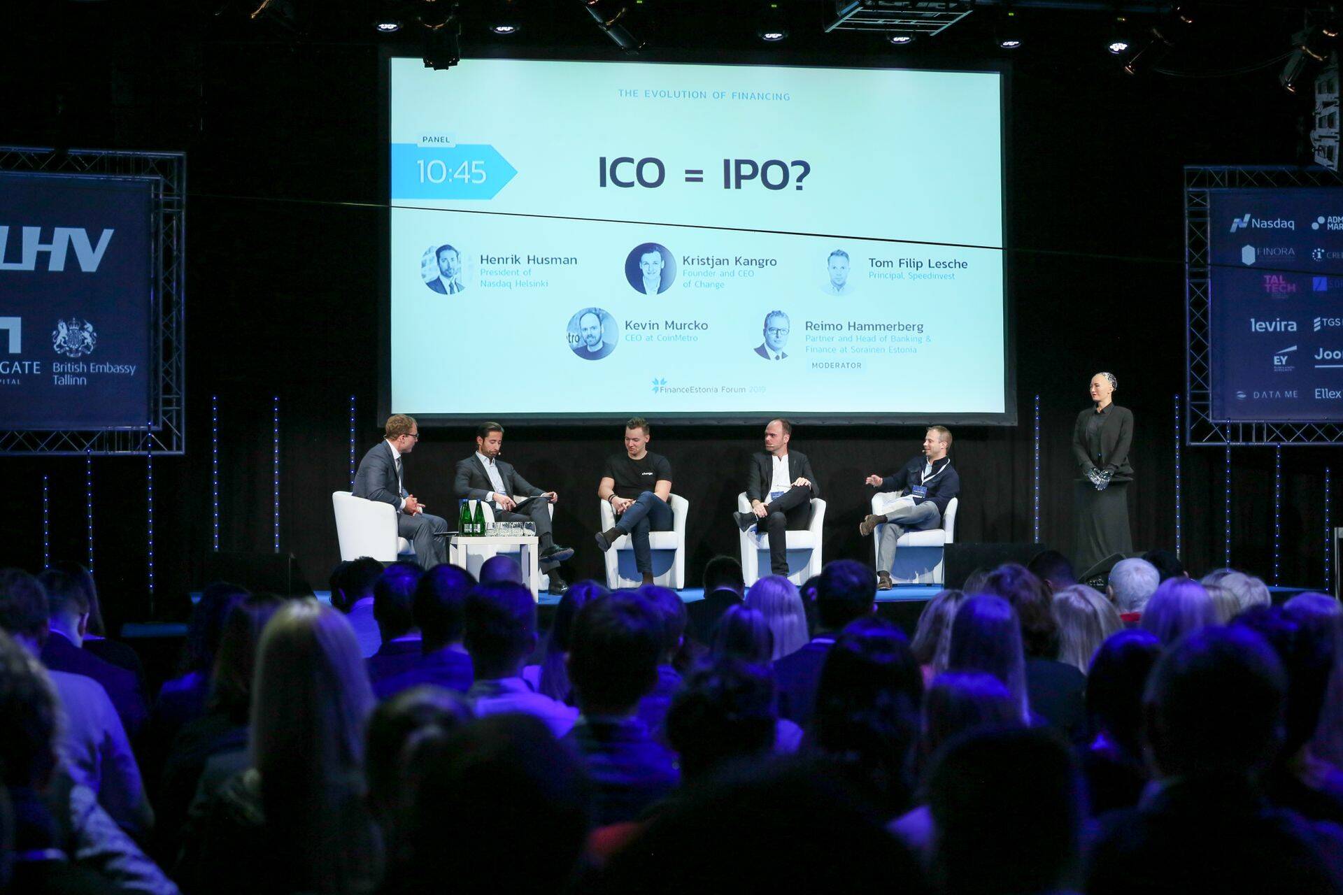 IPOde maht maailmas oli 2018. aastal ligikaudu 46 miljardit dollarit, ICOde maht oli 7,6 miljardit. Asjatundjad vaidlesid foorumil tuliselt selle üle, kas ICO on uus IPO. Arutelu jälgis maailma esimene inimnäoline rääkiv robot Sophia (paremal).