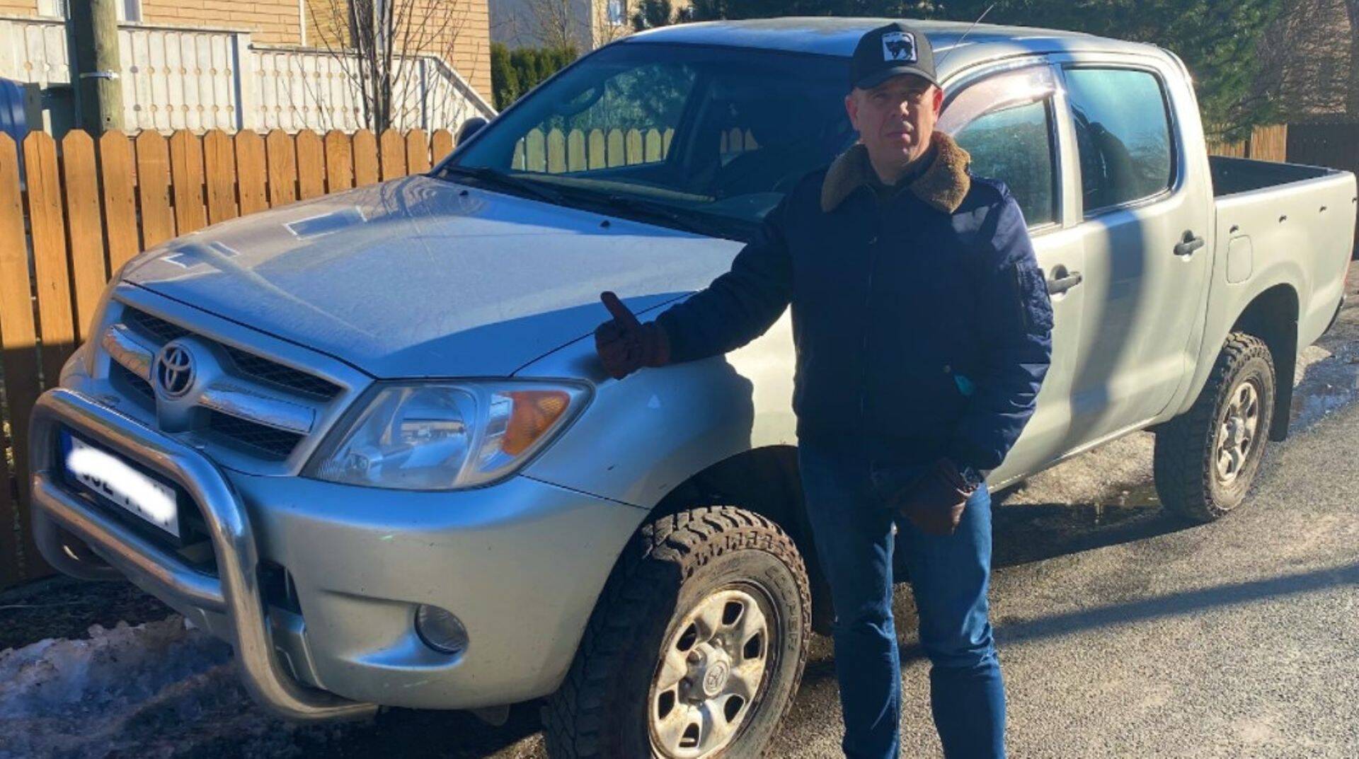 Ragnar Sass eile ostetud Toyota Hiluxi ees, mille ta täidab eri abivahenditega ning viib Ukraina armeele.
