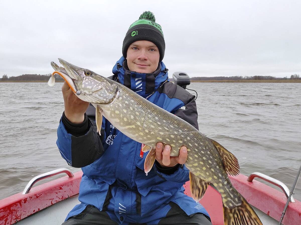 Mikk Rohtla toimetamas 12,5 cm pikkuse Lucky Johni Kubiraga.