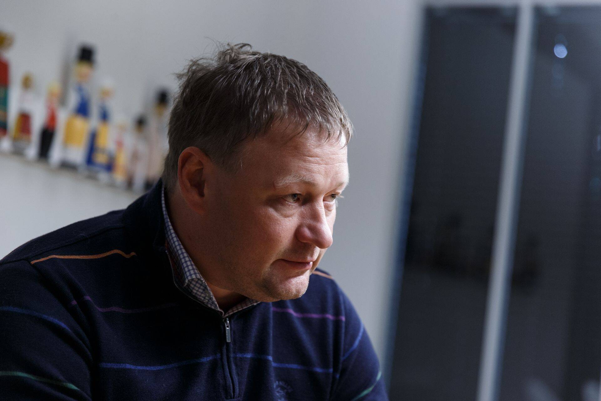 "Arvestades, kui suures mahus juba praegu tehakse poliitikat arvamusküsitlustest johtuvalt, siis ma arvan, et avaliku surve suurendamine ei ole vajalik, pigem vastupidi," sõnas Raul Kirjanen.