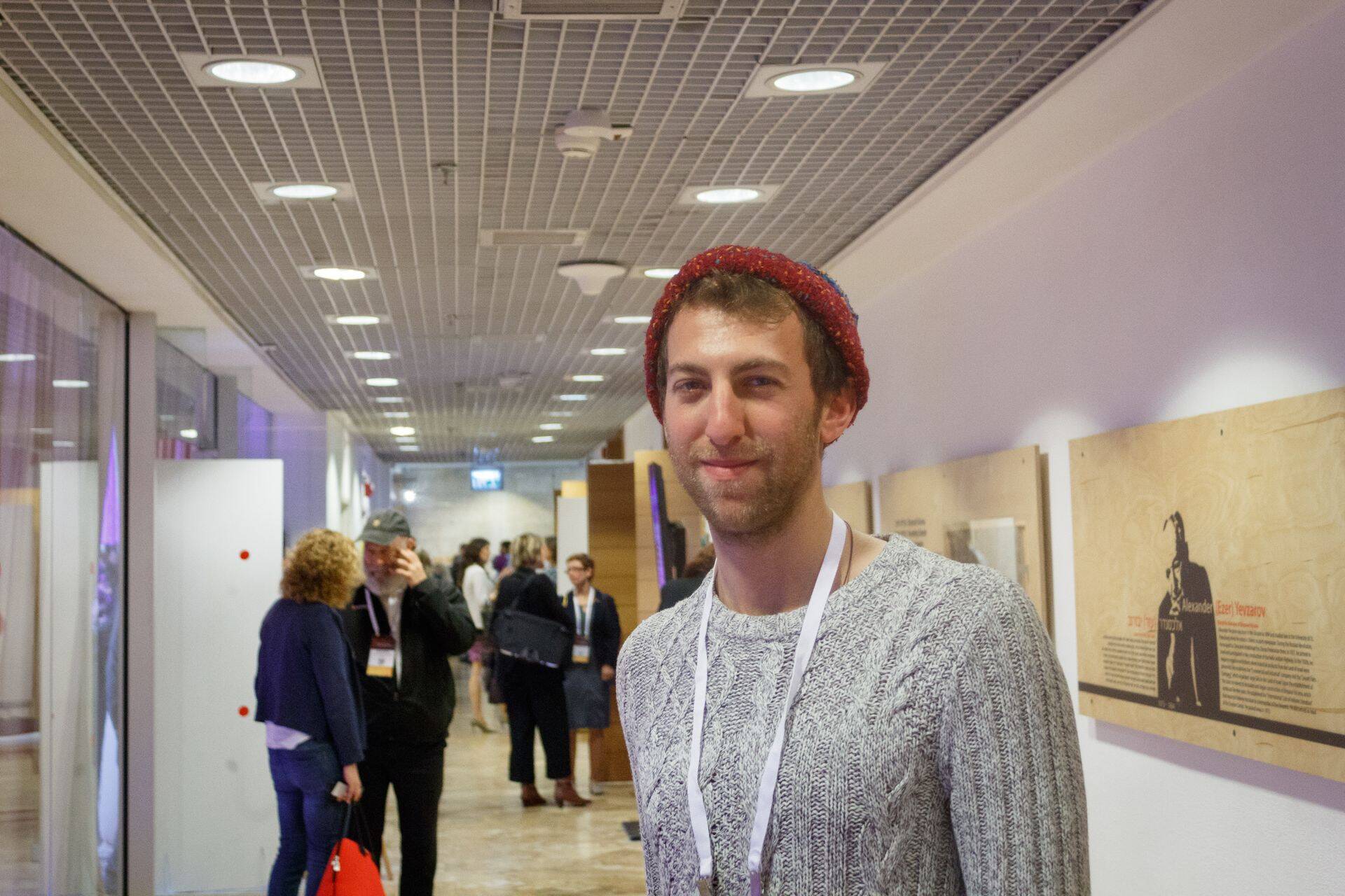 Max Marine: Iisraelil on sünniõiguse programm, millega sa saad tulla 10 päevaks Iisraeli ja näha kogu riiki tasuta. Ma tulin sellele reisile ja ma tundsin emotsionaalset sidet ning ütlesin, et tahan tulla tagasi. Olin siis siin aasta aega vabatahtlik ja olin selle aja jooksul paar kuud Tel Avivis ning sain aru, kui imeline on siin innovatsioon, ettevõtlus ja tehnoloogia. Tegin oma magistrikraadi ja tulin tagasi tööle umbes 4 aastat tagasi. Olen seda nautinud.