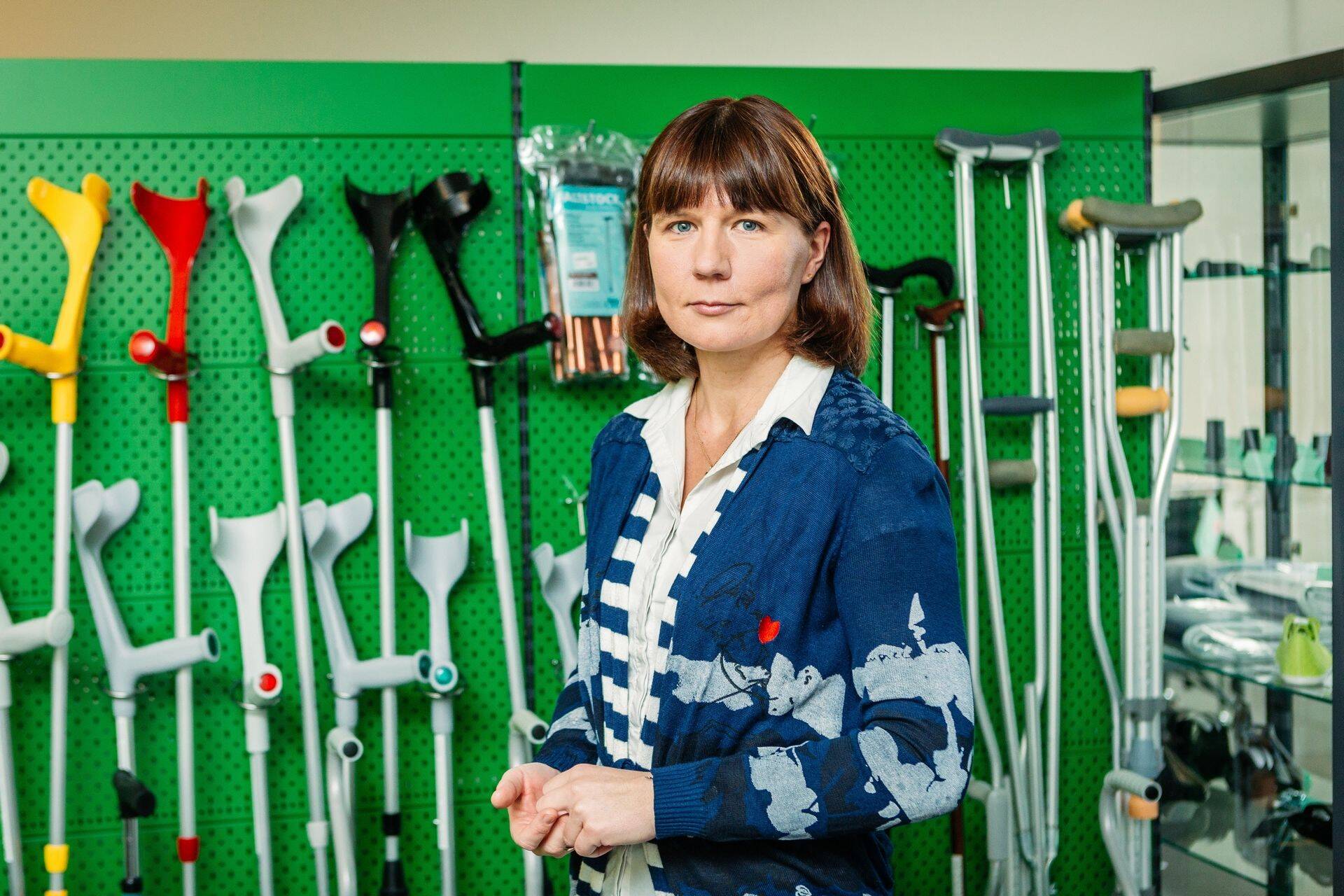 Invaru klienditeeninduse valdkonna juhi Kadri Tiido sõnul on tänapäeval palju erinevaid abivahendeid, mis muudavad nii abivajaja enda kui ka tema hooldajate igapäevased toimingud lihtsamaks ja tänu riiklikele toetustele ei tähenda abivahend tingimata ka suurt väljaminekut.