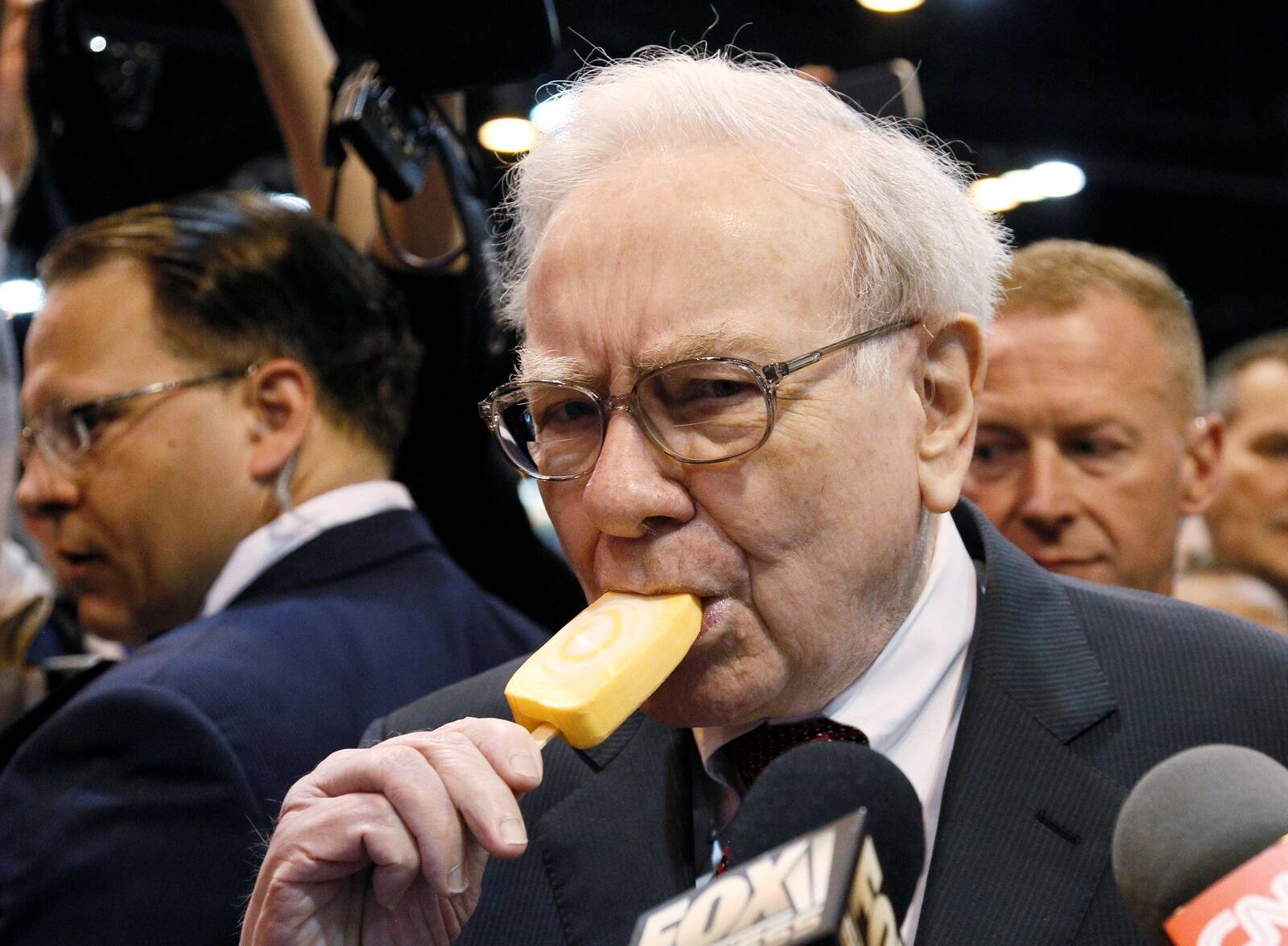 Warren Buffetti lahkumine Berkshire Hathaway juhiametist tähistas ühe ajastu lõppu investeerimismaailmas – sündmust, mis Äripäeva raadio kuulajaid kindlasti külmaks ei jätnud.