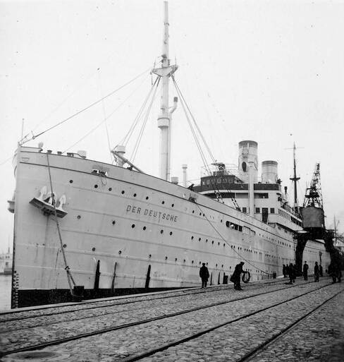 Судно Der Deutsche с немецкими переселенцами в таллиннской гавани. Октябрь 1939 года.