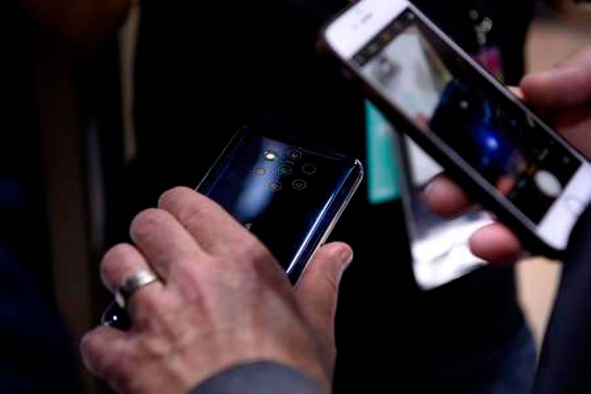 Kümnete miljonite eurode eest Nokia telefone liikus kümne aasta eest kahtlasi radu pidi.