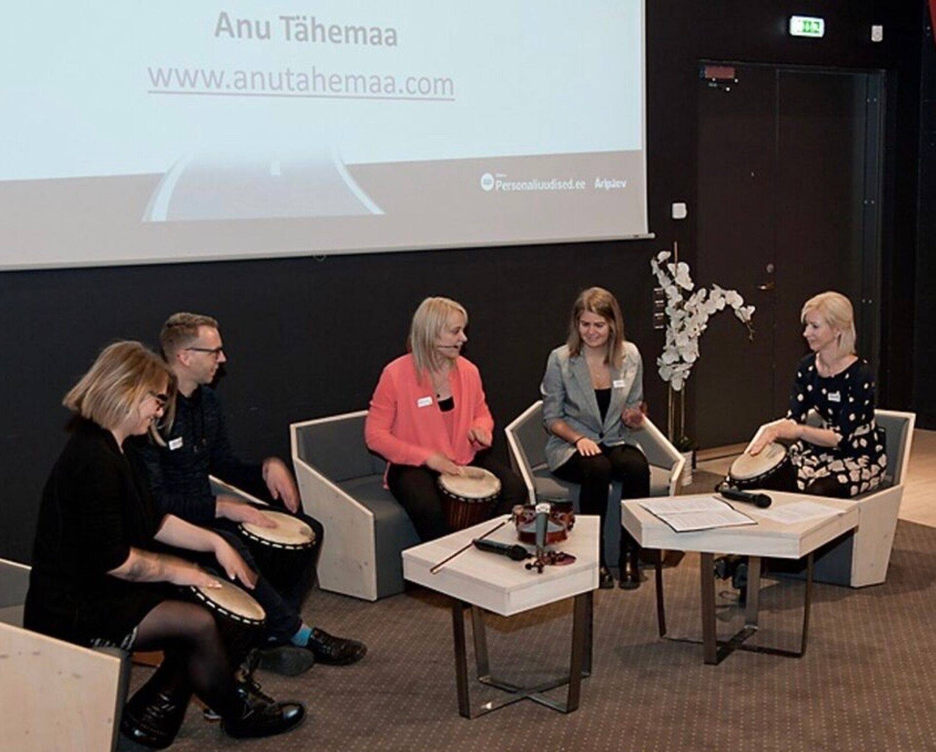 Anu Tähemaa (keskel oranžis) esinemas Personalitöö Aastakonverentsil 2020.