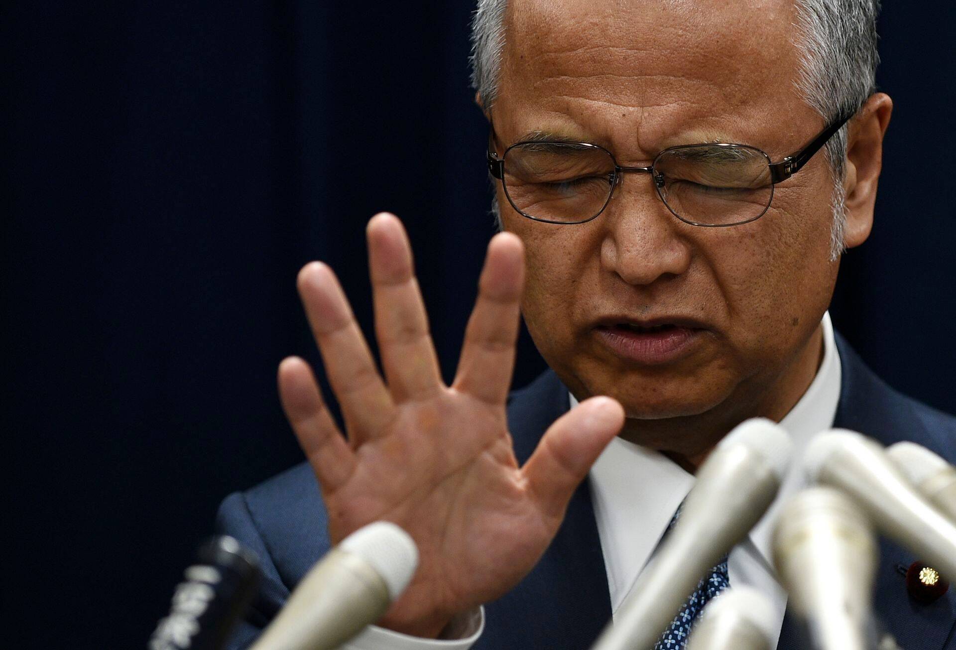 Jaapani majandusminister Akira Amari eitab altkäemaksu võtmist