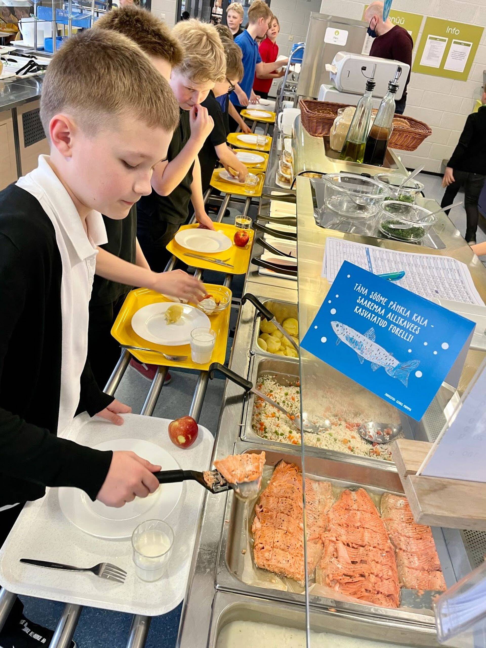 “Kui on olemas Saaremaal puhtas allikavees kasvatatud forell, siis võib loobuda Norra vetes kasvatatud lõhest. Aga punasest kalast loobuda pole kindlasti mõtet, sest selles on muus toidus harva esinevaid aineid, mis on sinu südamele ja ajule hea!”  Selline oli kalapäeval edastatud  sõnum väikesele ja suurele sööjale.