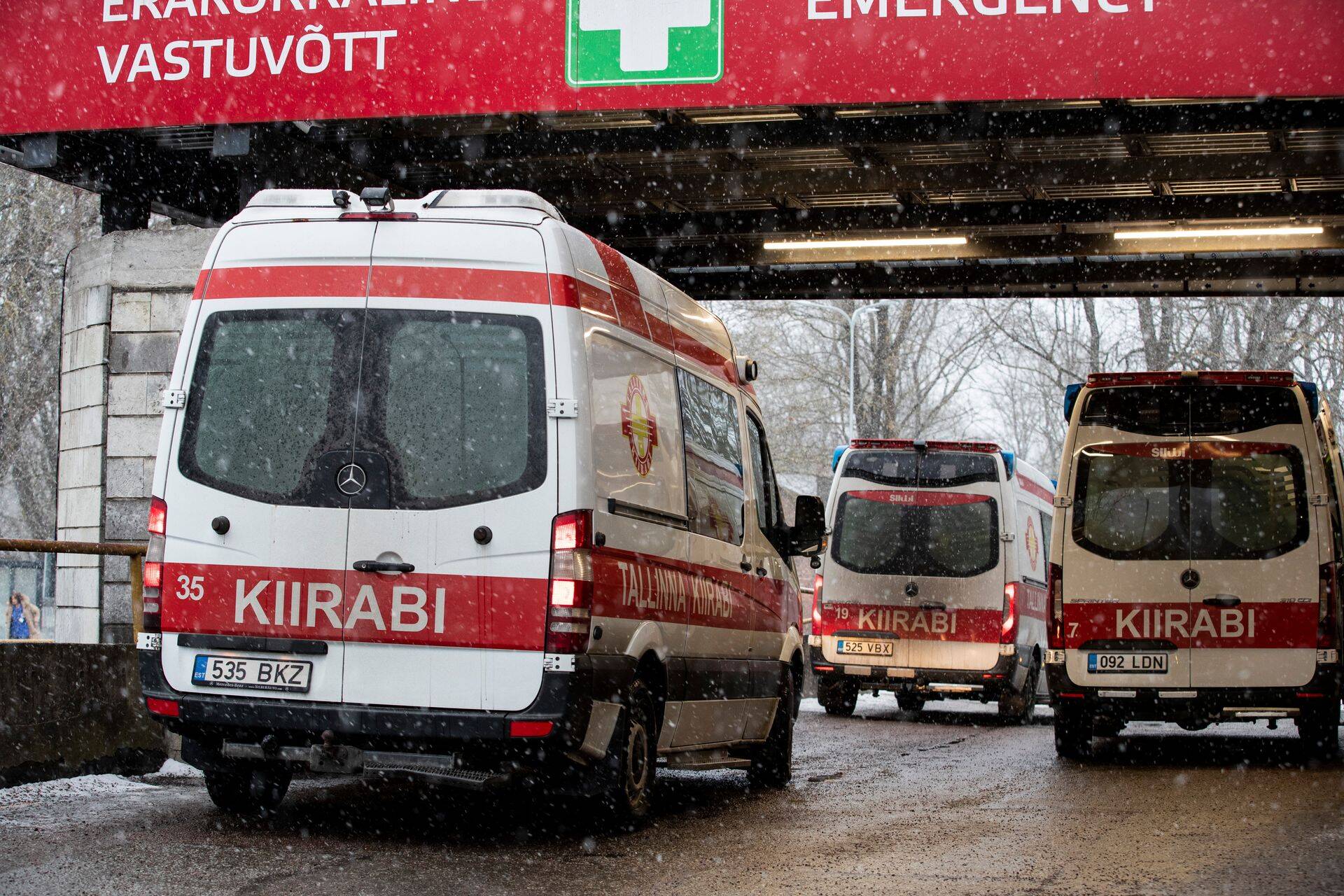 Kiirabiautode järjekord Lääne-Tallinna Keskhaigla juures.