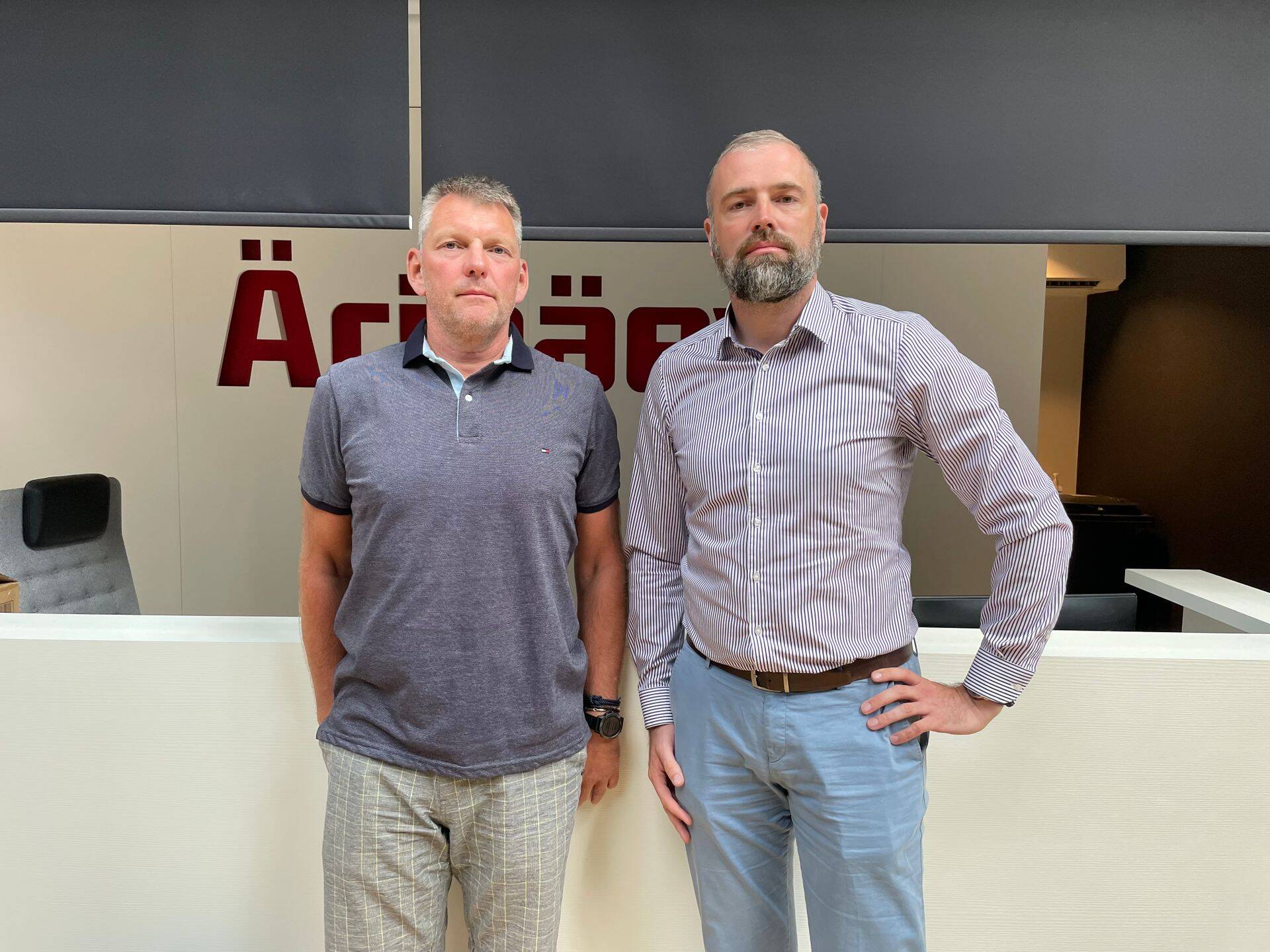 Vasakul pankrotihaldur Toomas Saarma ning paremal Triniti vandeadvokaat ja partner Klen Laus.
