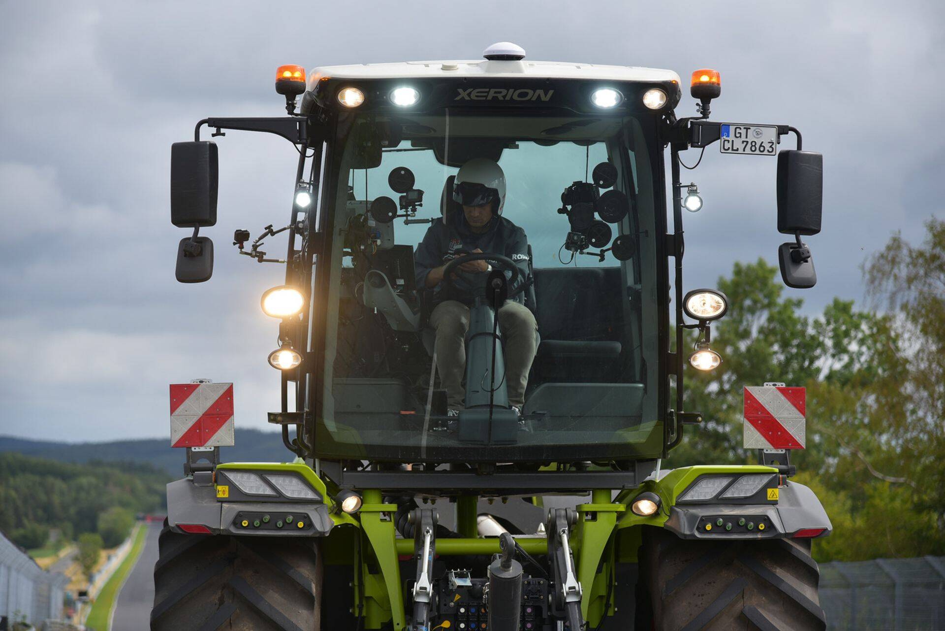 Esimest korda ajaloos läbis suur kaasaegne 4WD traktor ringraja kogu selle pikkuses — ja tegi seda tagurpidi sõites!