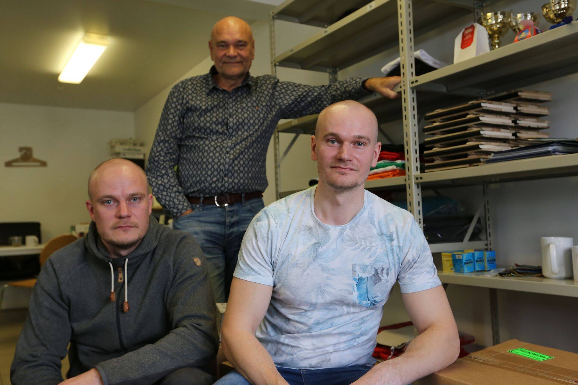 Pool perefirmast Adograaf: isa Ado Tuuga (seisab), vanim poeg Kaarel (vasakult, kükitab) ja poeg Indrek.