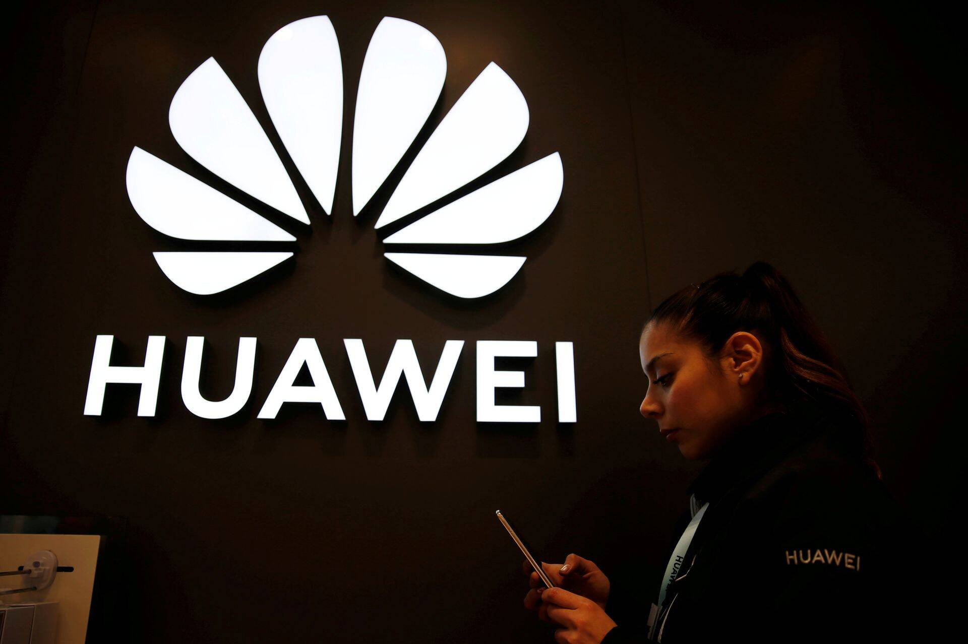 Hiina IKT-firma Huawei on sattunud kriitika alla võimaliku seotuse tõttu Hiina valitsusega, mida ettevõte ise eitab.