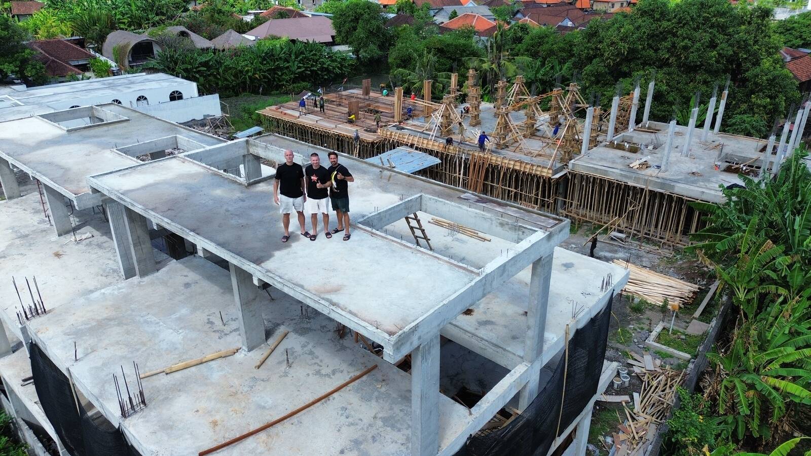 Mullu külastas saart ligi 5000 eestlast ja see arv on tõusuteel, kinnitab teiste keskel seisev Kristjan Ploompuu (Foto:Investland Bali).