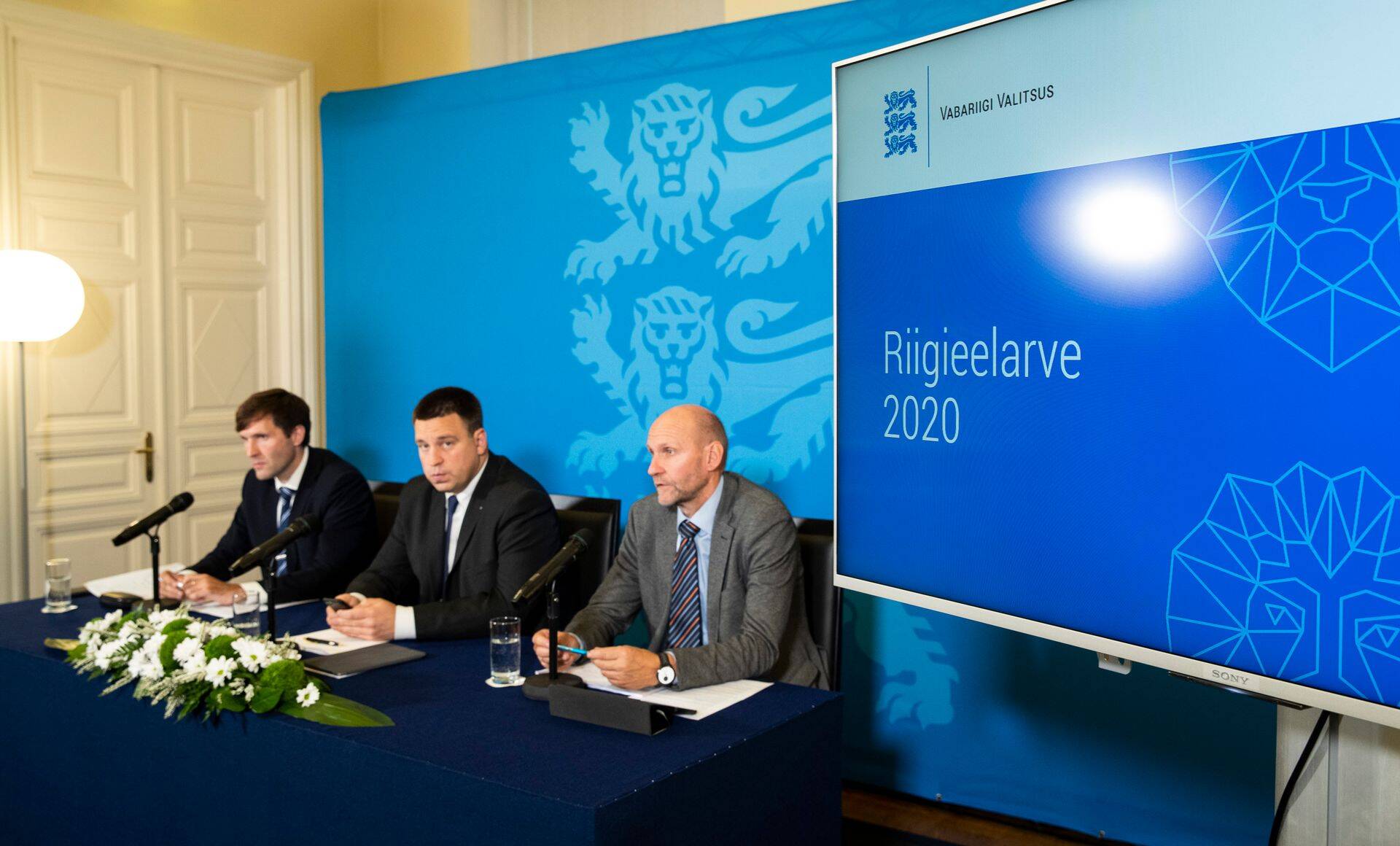 Järgmise aasta riigieelarvet ehitanud Martin Helme (vasakult), Jüri Ratas ja Helir-Valdor Seeder leidsid lahenduse, millega eelarve on nominaalses tasakaalus ja strukturaalses puudujäägis.