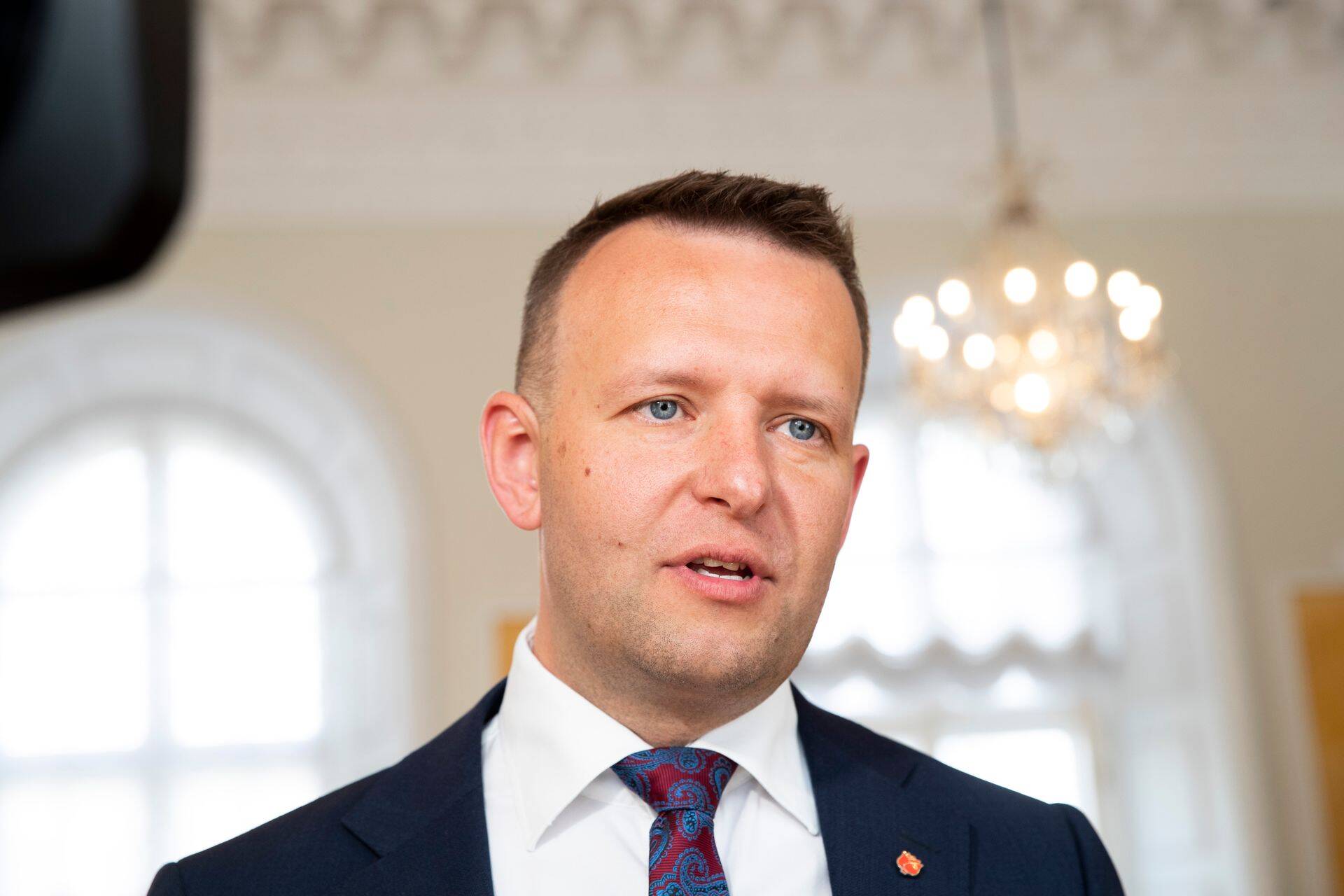 Siseminister Lauri Läänemets nentis Äripäeva raadios, et kui ettevõtted teenivad kriisiaastatel aegade suurkasumeid, siis peaks valitsus looma meetodeid, et hiiglaslikud kasumid jõuaks ka ühiskonnani.