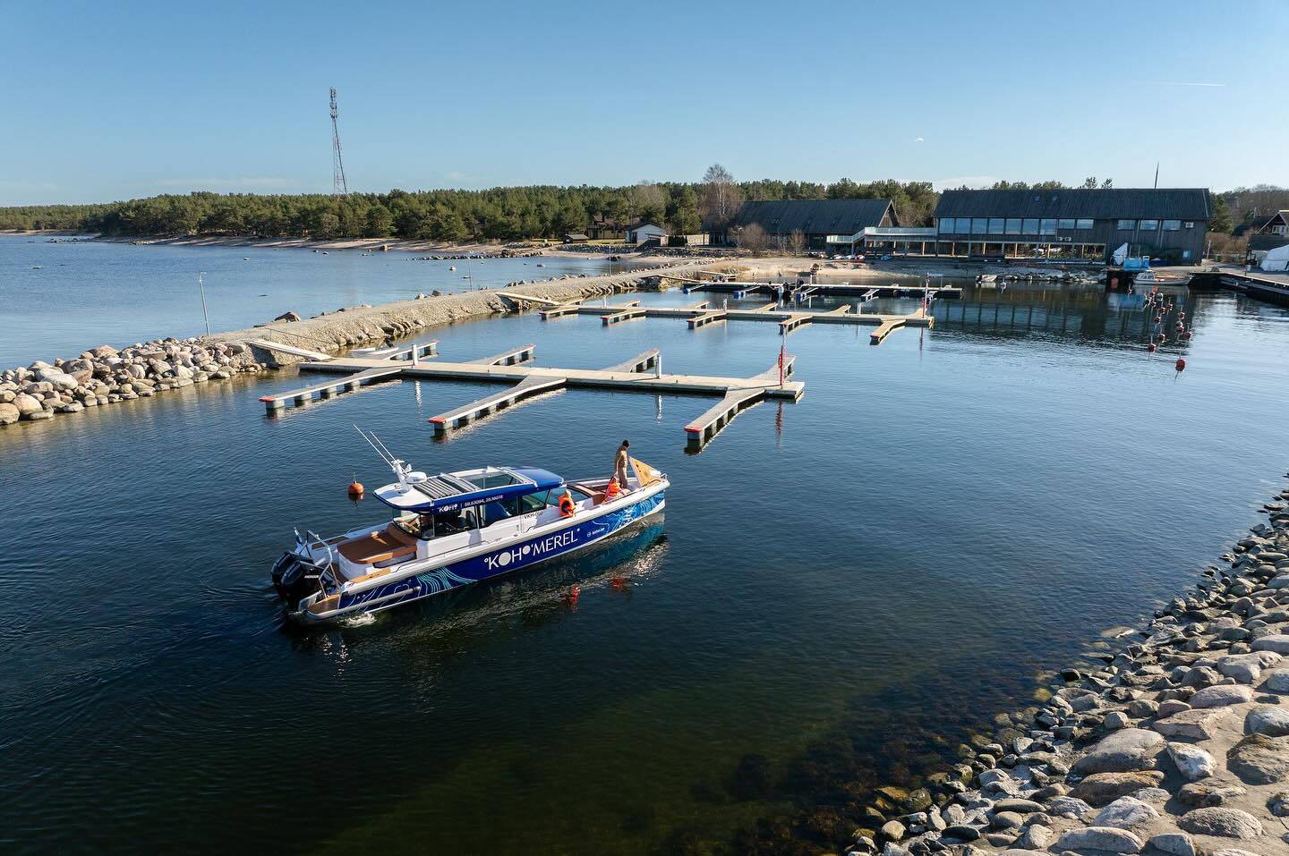 Tund aega kestev meresõit Kakumäe Haven sadamast Neeme külas asuvasse Mere KoHo restorani on omaette elamus.