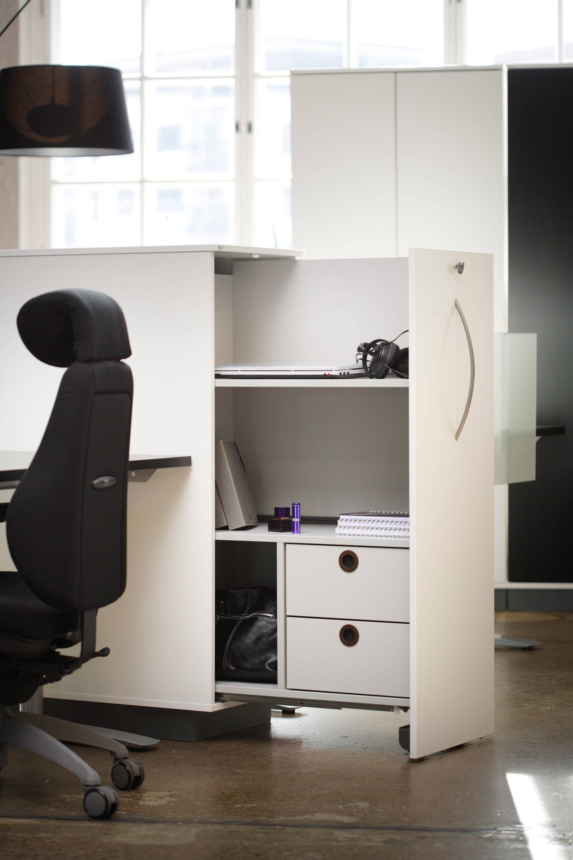 Офисный шкаф Tendo идеален в том случае, когда нужно, чтобы все нужное для работы было на расстоянии вытянутой руки.