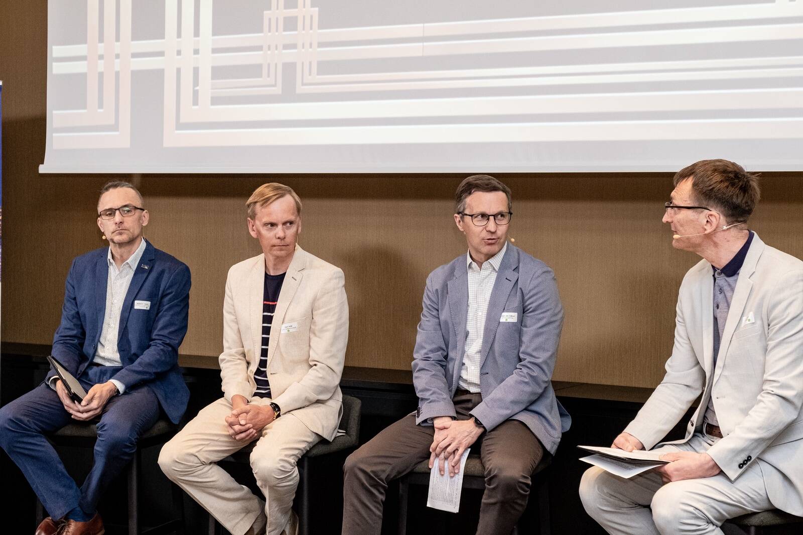 Nõustamisbüroo Colliers partner Margus Tinno, LHV pensionifondide kinnisvarainvesteeringute juht Rait Riim ja EfTEN Capitali tegevjuht Kristjan Tamla analüüsihoos. Moderaator on ÄP Raadio toimetaja Lauri Leet.