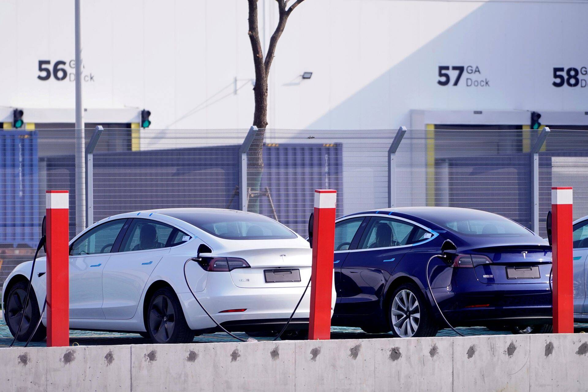 Tesla uurib võimalusi praegusest teistsuguste akude kasutamiseks.