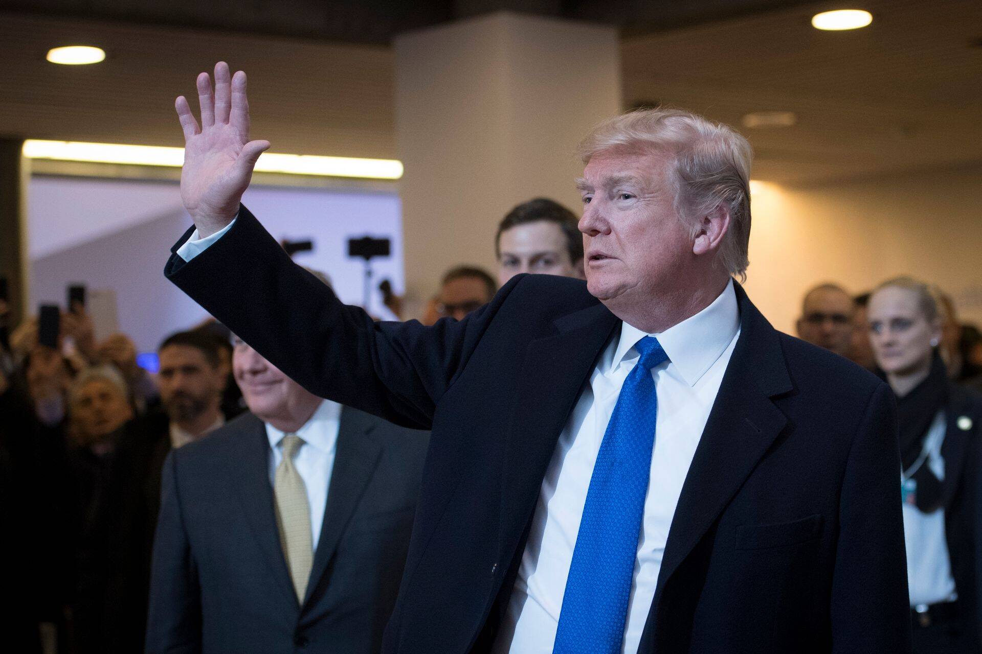 USA president ei kavatse Davosis globalistidele järeleandmisi teha, kinnitab Valge Maja. Pildil on Trump äsja Davosis rahvast tervitamas.
