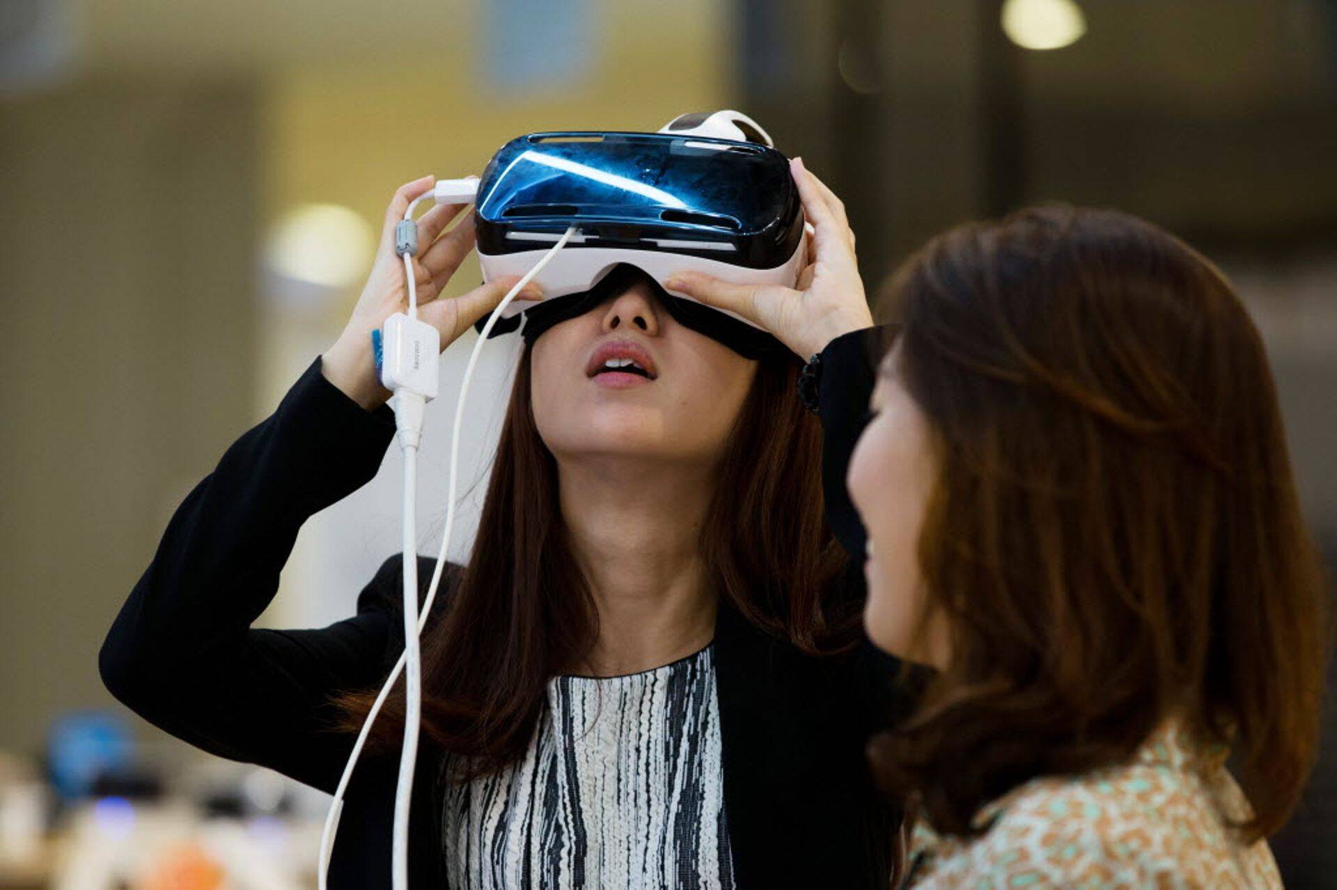 Klient proovib uut Samsung Gear peakomplekti