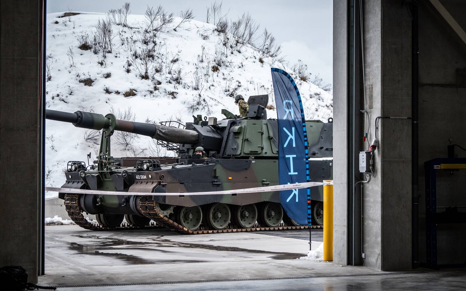 K9 remonditöökoja ees.