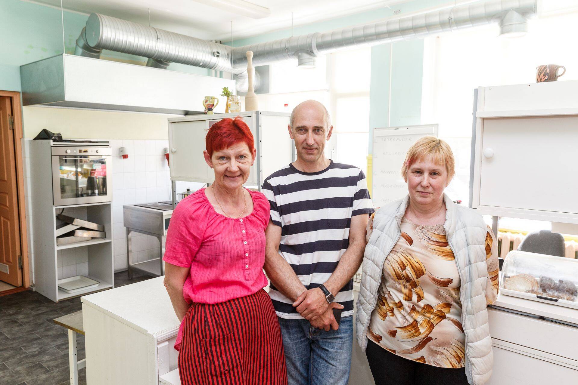 Virtsu koolipere on mures laste arvu ja töökohtade pärast. Vasakult -  kooli kokk Tiiu Märk, keskel õpetaja Jüri Mõniste ja juhataja Malle Kiisk.
