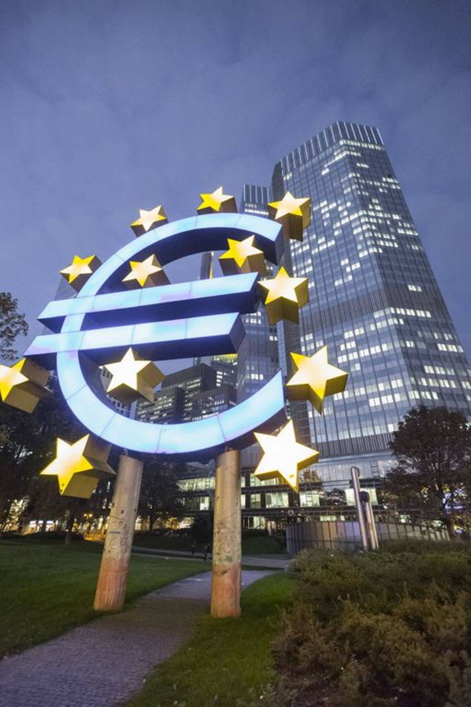 Euro märk Euroopa Keskpanga peahoone ees.