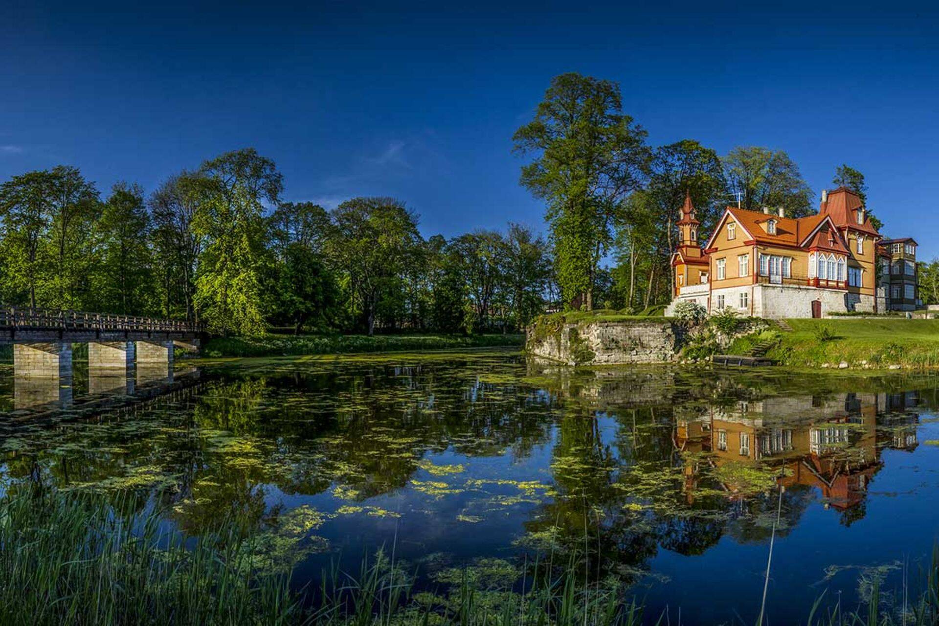 Parim renoveeritud ehitis 2005: Kuressaares aadressil Lossi tn 16 asuv puhkemaja, mille projekteeris Galina Kanemägi