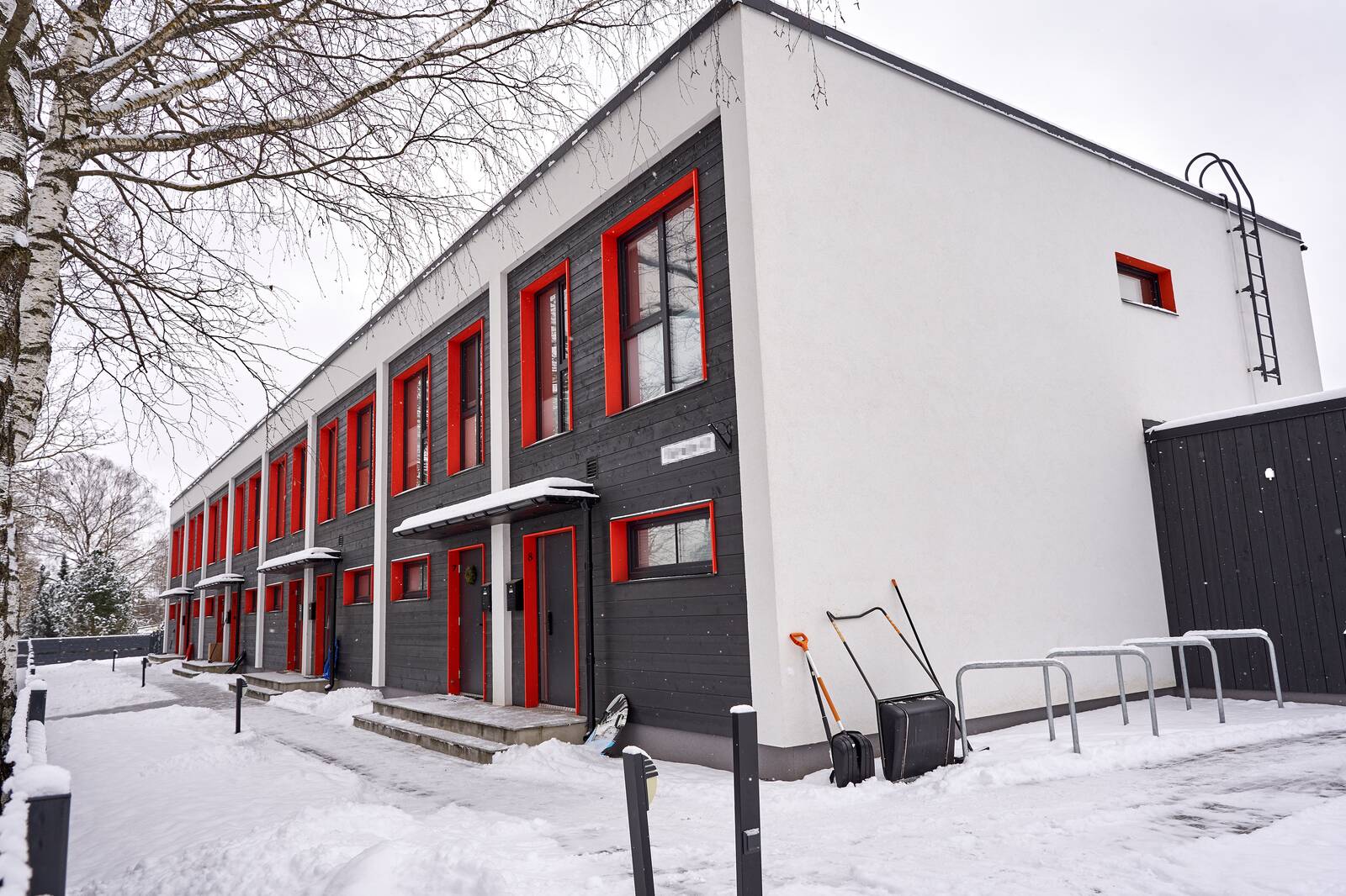 Жилье продает строительная компания Eesti Ühistumajade, принадлежащая Тартускому кредитно-сберегательному обществу, большинство домовладельцев подали на компанию в суд.