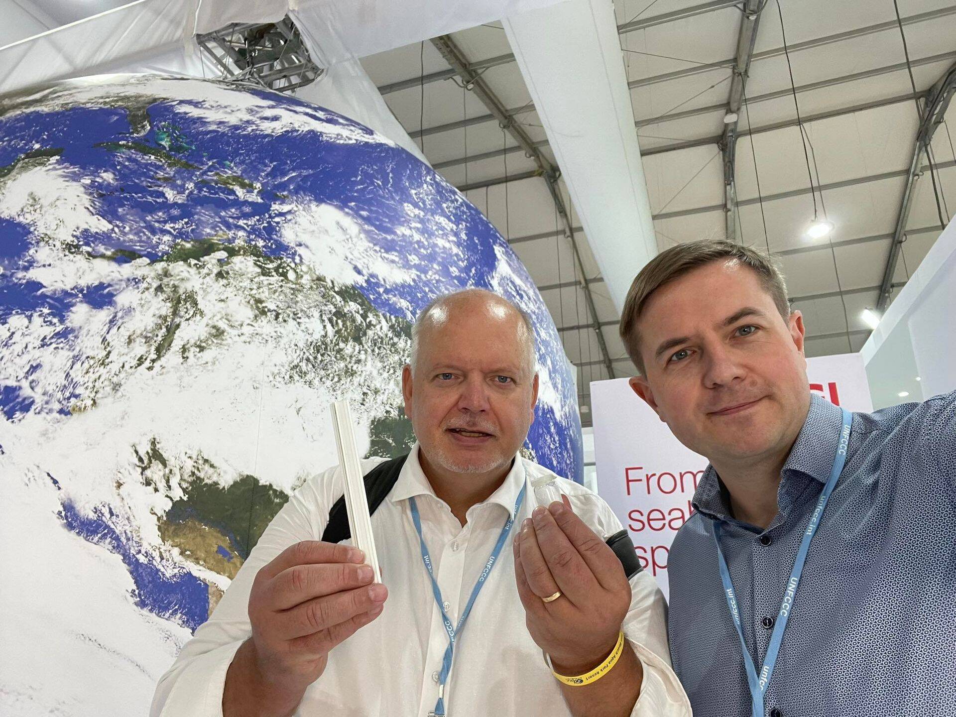 Ragn-Sells OSA projekti juht Alar Saluste (paremal) ja Ragn-Sells Groupi jätkusuutlikkuse valdkonna juht Pär Larshans, kes hoiab Egiptuses, COP-27-l käes purki Ida-Virumaa põlevkivituhast toodetud kaltsiumkarbonaadiga ja sellest omakorda toodetud aknadetailiga.