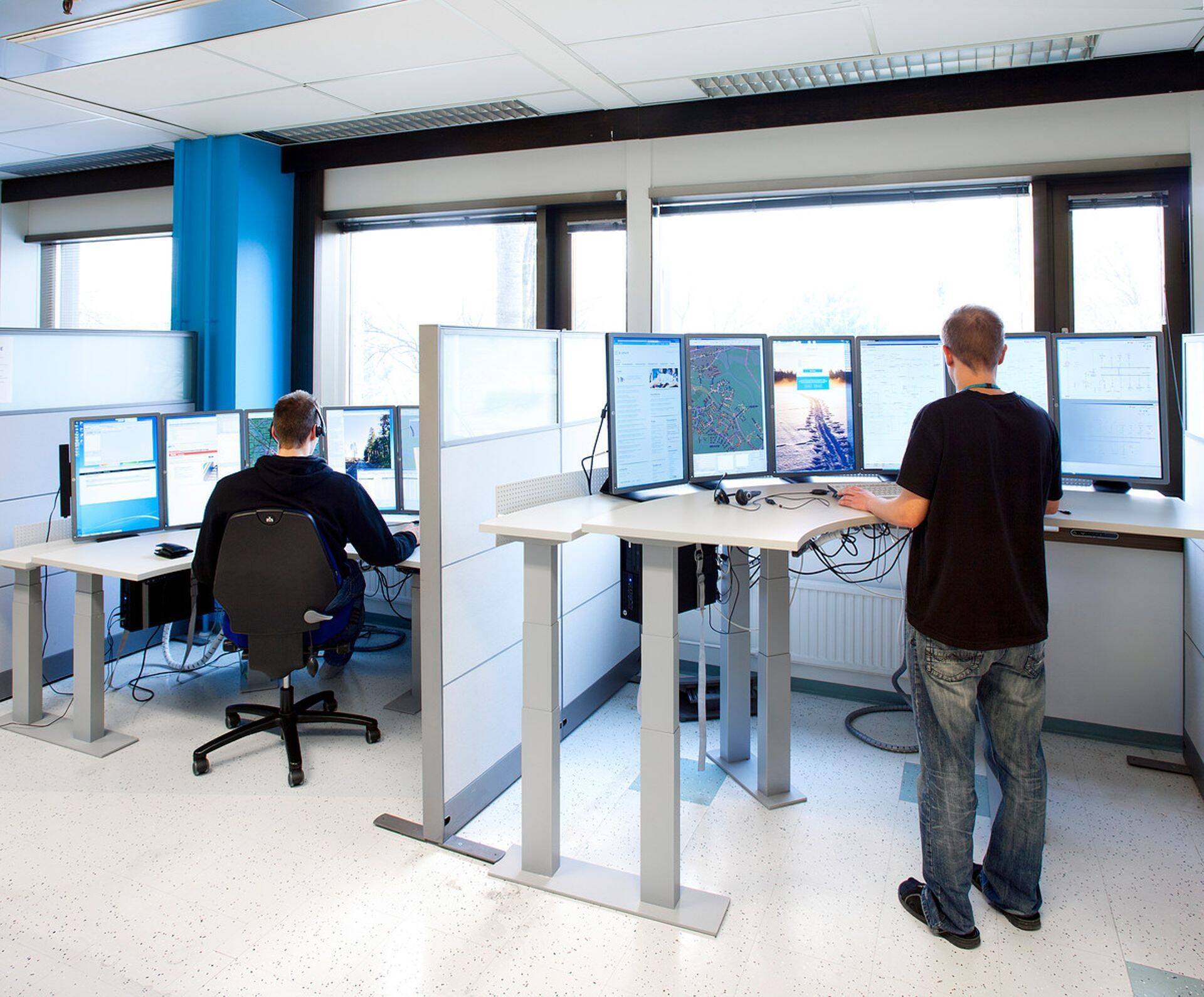 Стол с электрической регулировкой высоты – хорошая инвестиция для офисов с открытой планировкой, где люди часто пересаживаются.