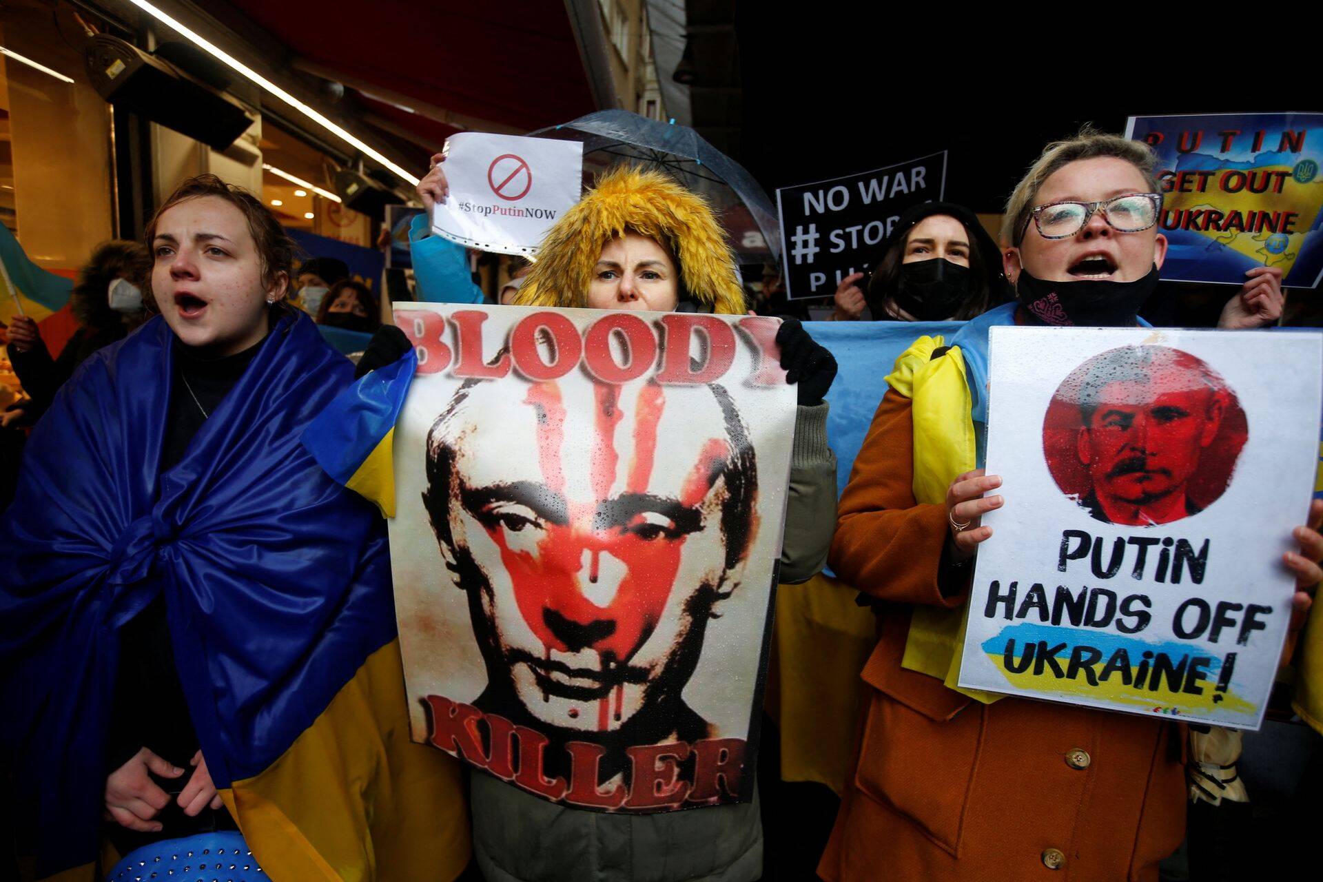 Ukraina päritolu meeleavaldajad Türgis oma arvamust väljendamas.