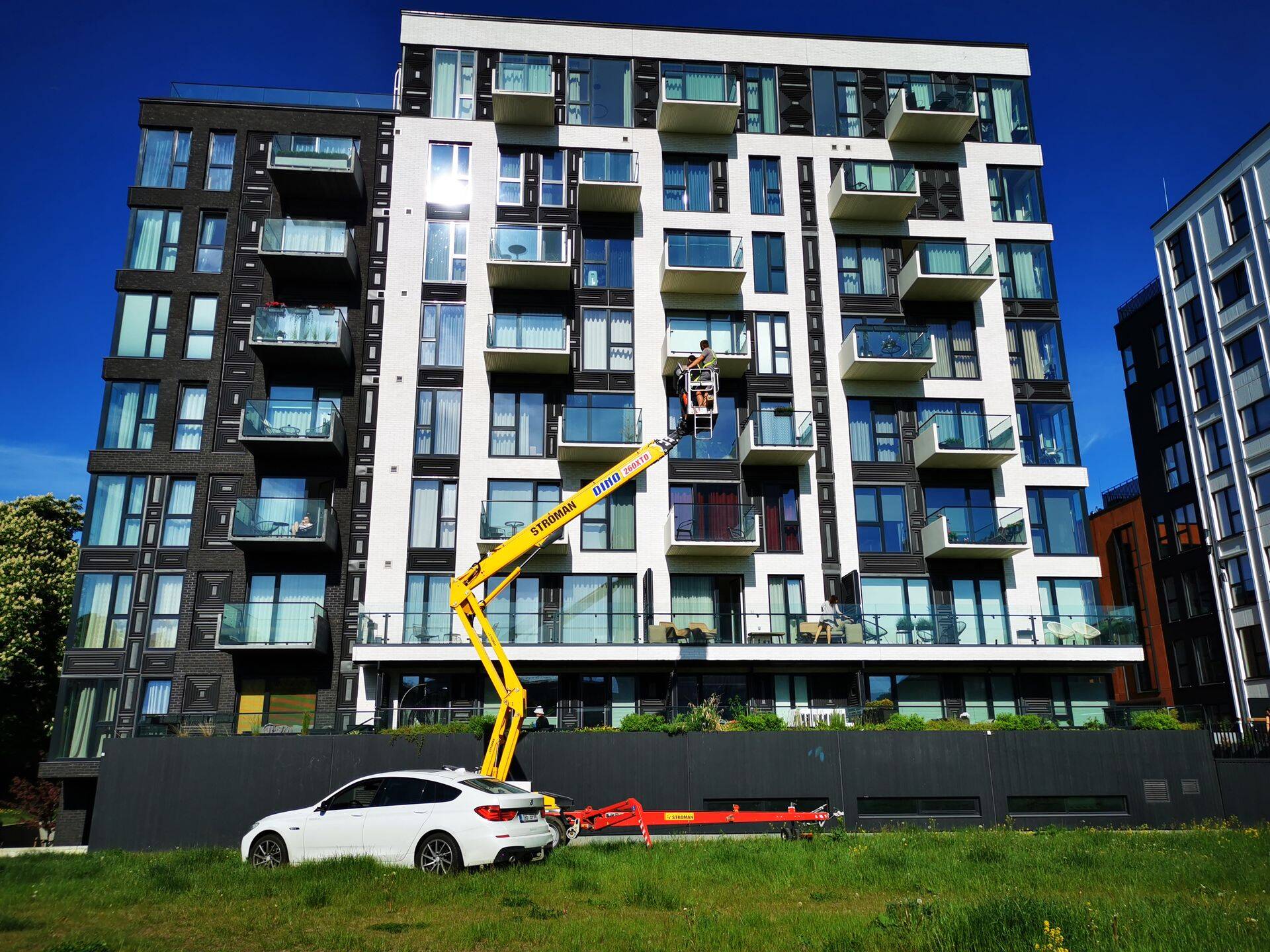 3M Prestige 70 Exterior on neutraalse välisilmega päikesekaitsekile, mis ei moonuta hoone välisilmet ja laseb sisse kogu päevavalguse, blokeerides samaaegselt päikesekiirgusest tulenevat soojusenergiat ligi poole võrra