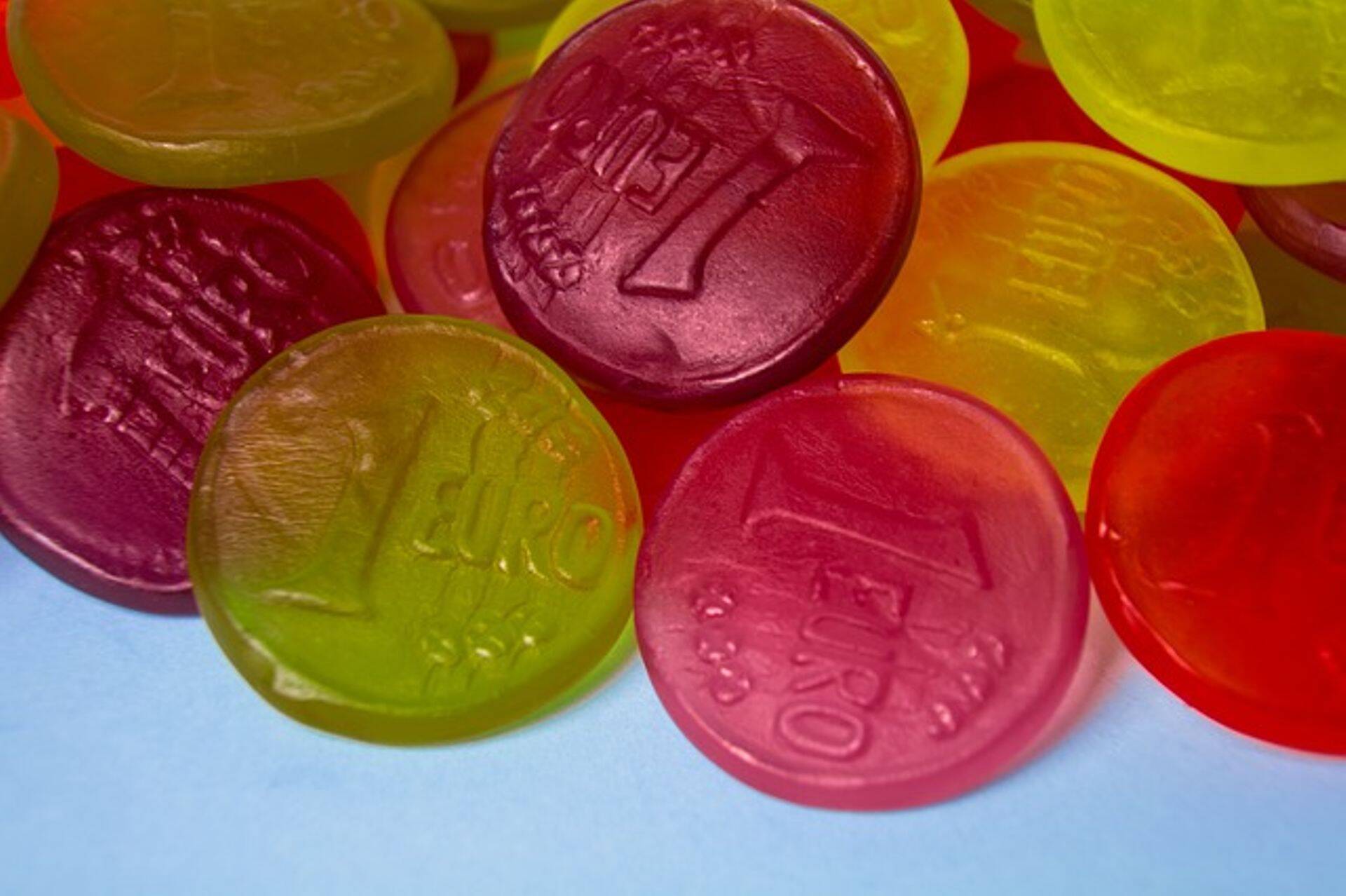 Jook, milles on magusainet ja suhkrut kontsentratsioonis rohkem kui 8 g 100 ml kohta, maksustatakse maksumääraga 0,30 eurot 1 l.