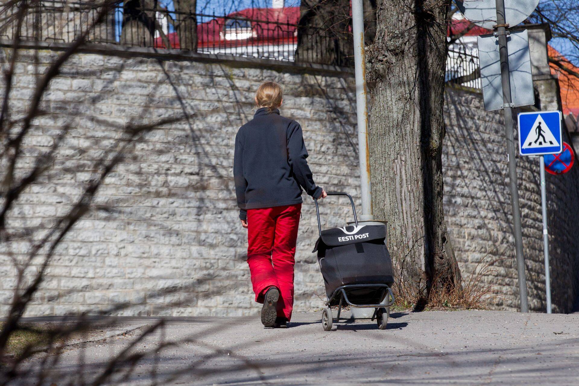 Eesti turul osutatavat postiäri iseloomustas tulude jätkuv kahanemine.