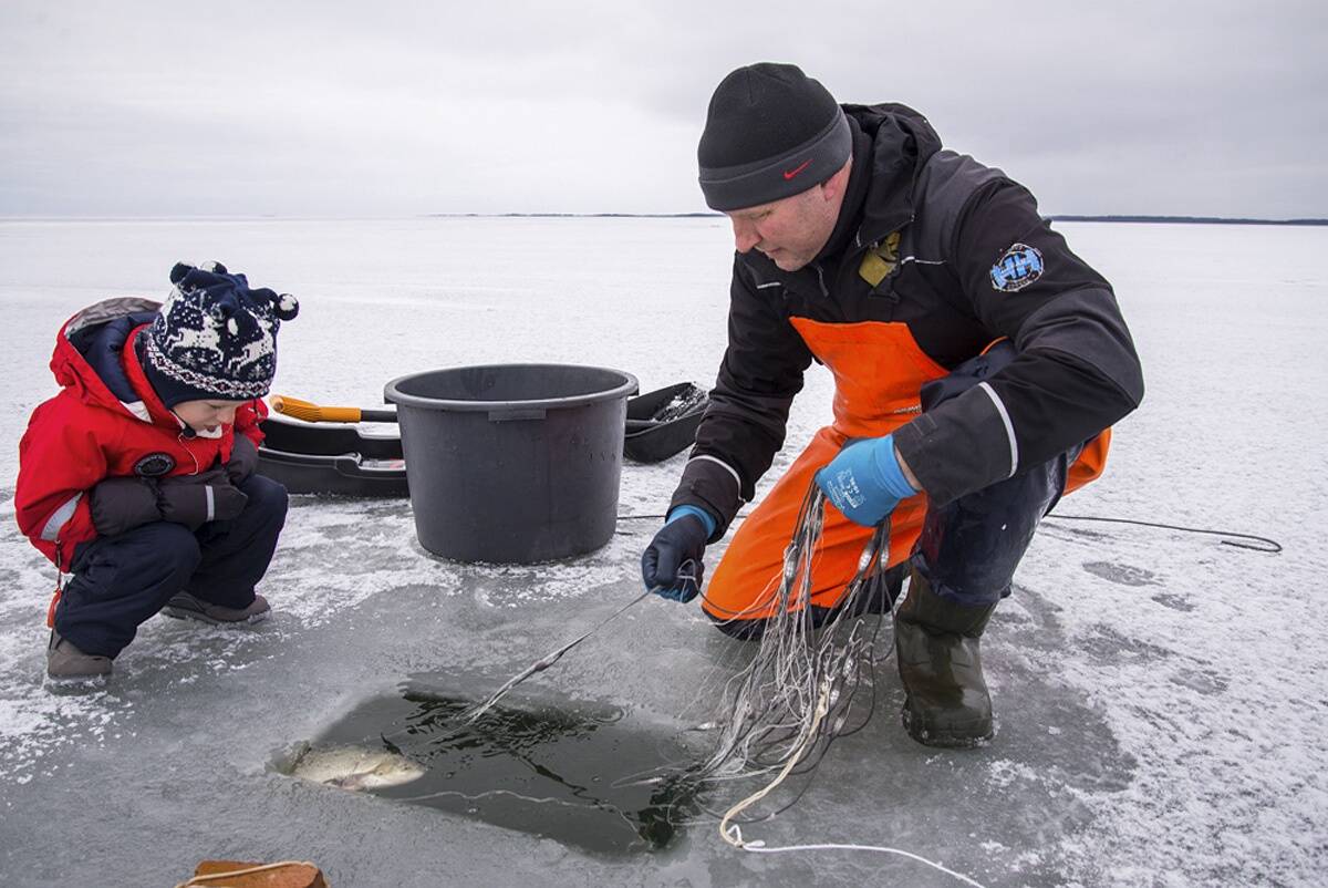 Lastele talvist võrgupüüki tutvustamas.